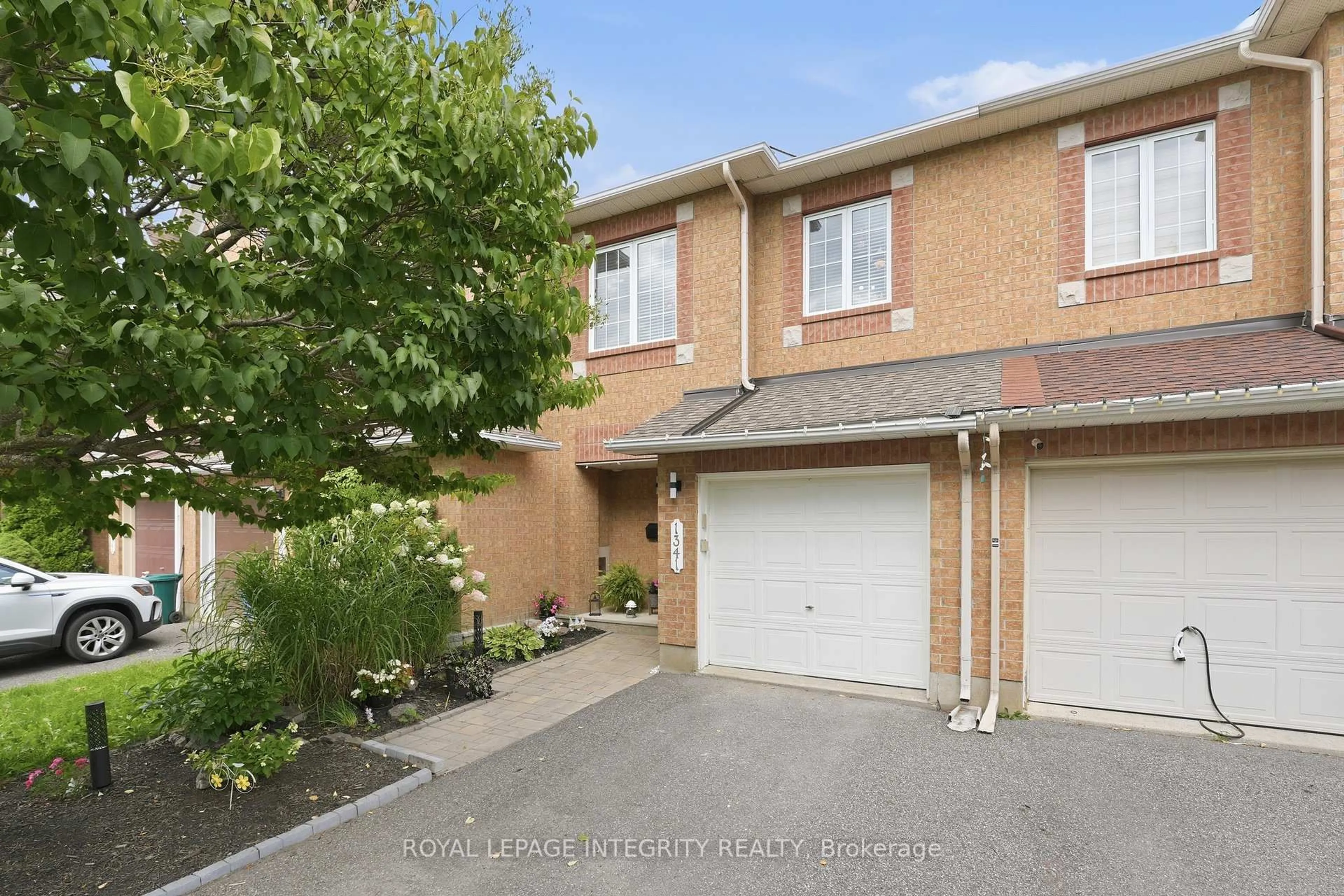A pic from outside/outdoor area/front of a property/back of a property/a pic from drone, street for 1341 Halton Terr, Ottawa Ontario K2K 3J2