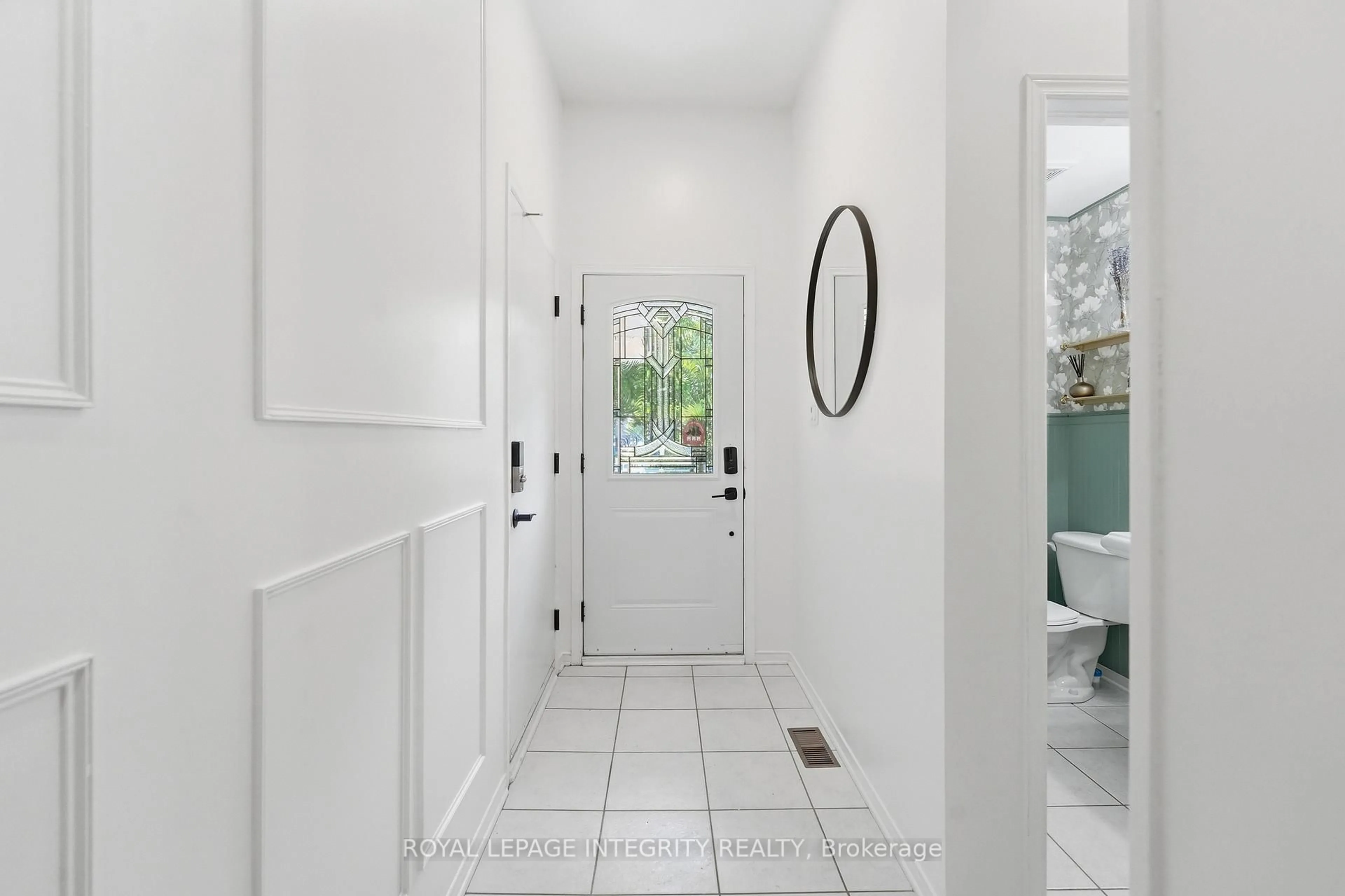Indoor entryway for 1341 Halton Terr, Ottawa Ontario K2K 3J2
