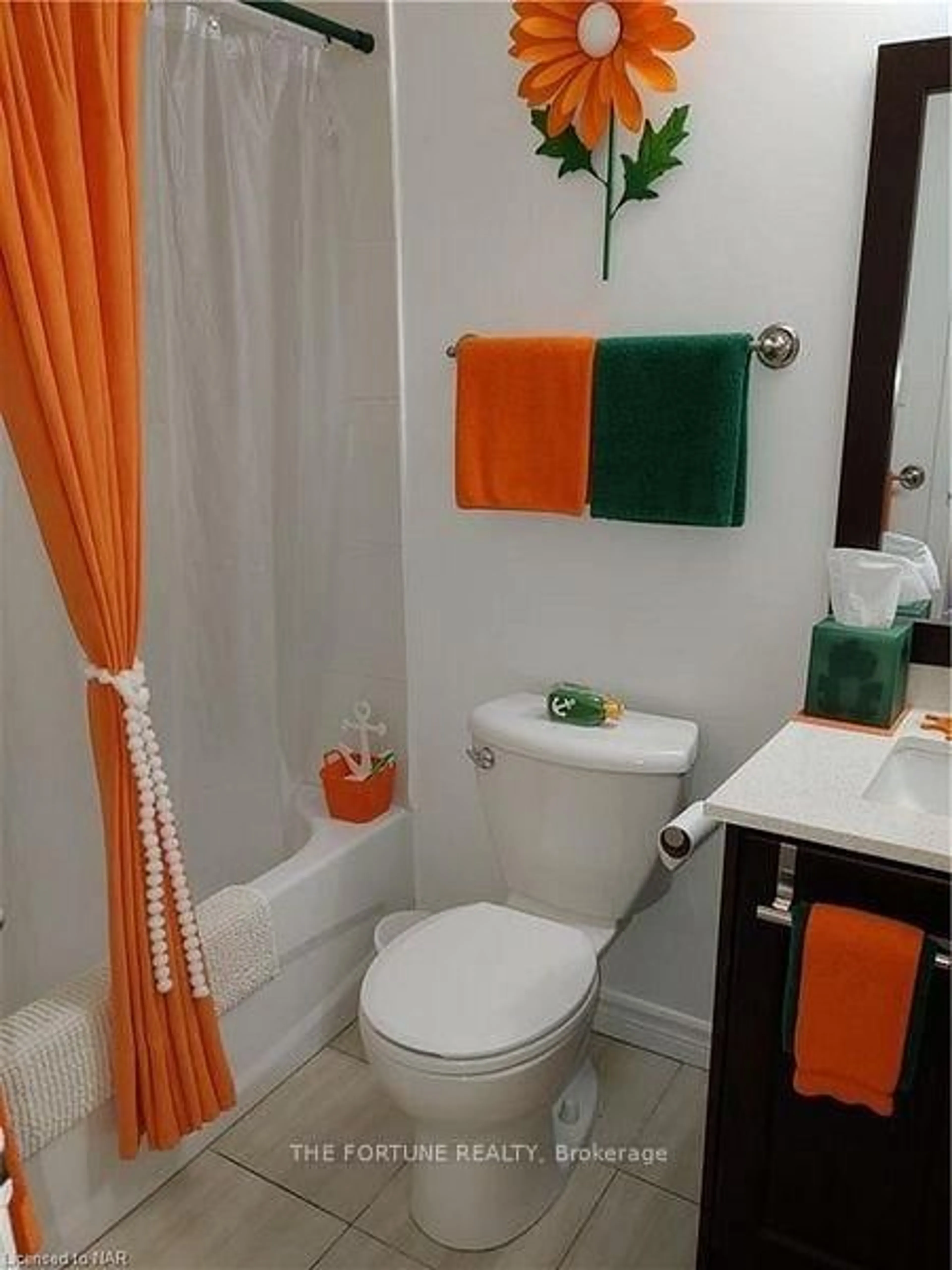 Standard bathroom, unknown for 4692 Crysler Ave #304, Niagara Falls Ontario L3K 5V5