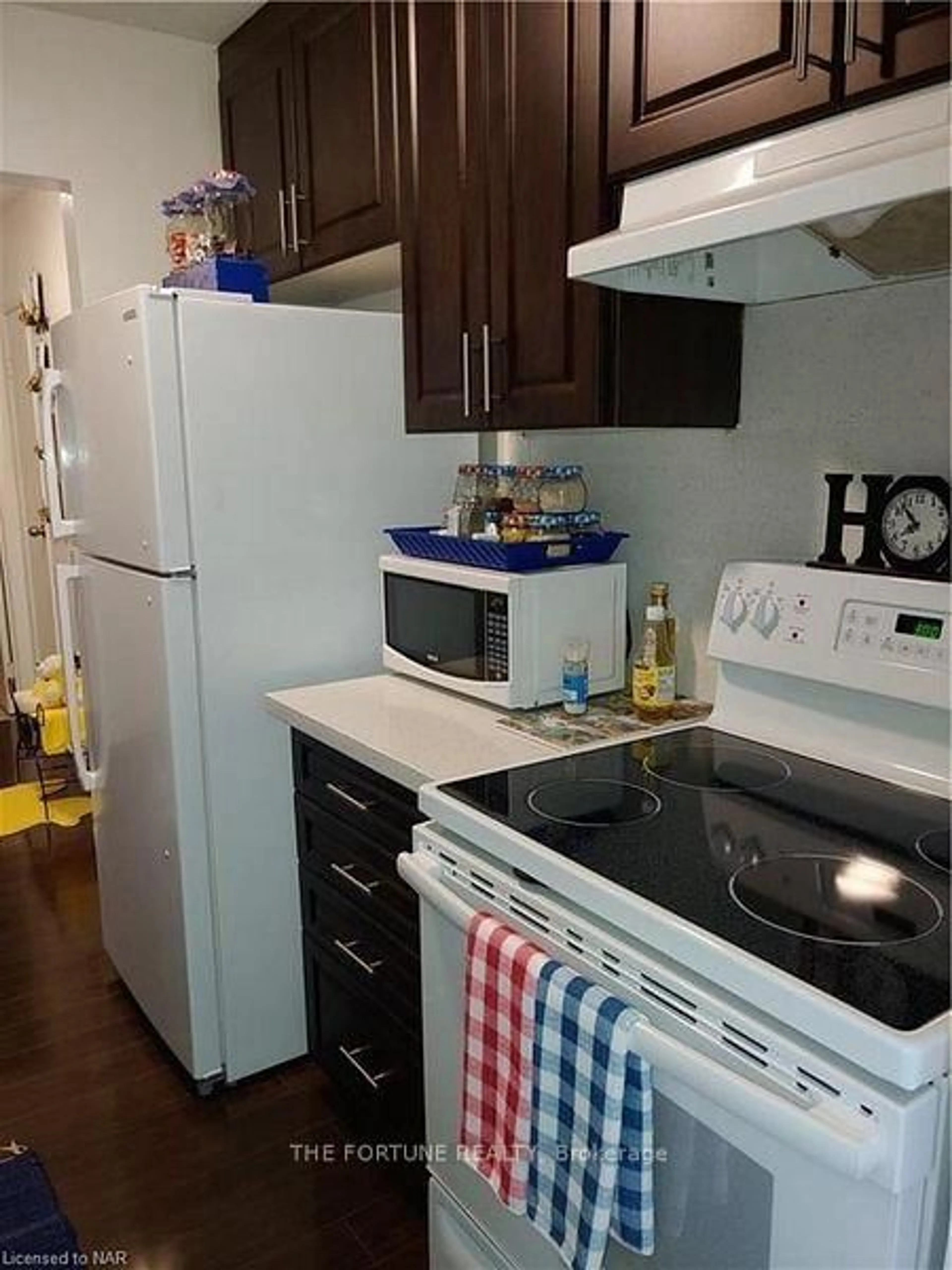 Standard kitchen, unknown for 4692 Crysler Ave #304, Niagara Falls Ontario L3K 5V5