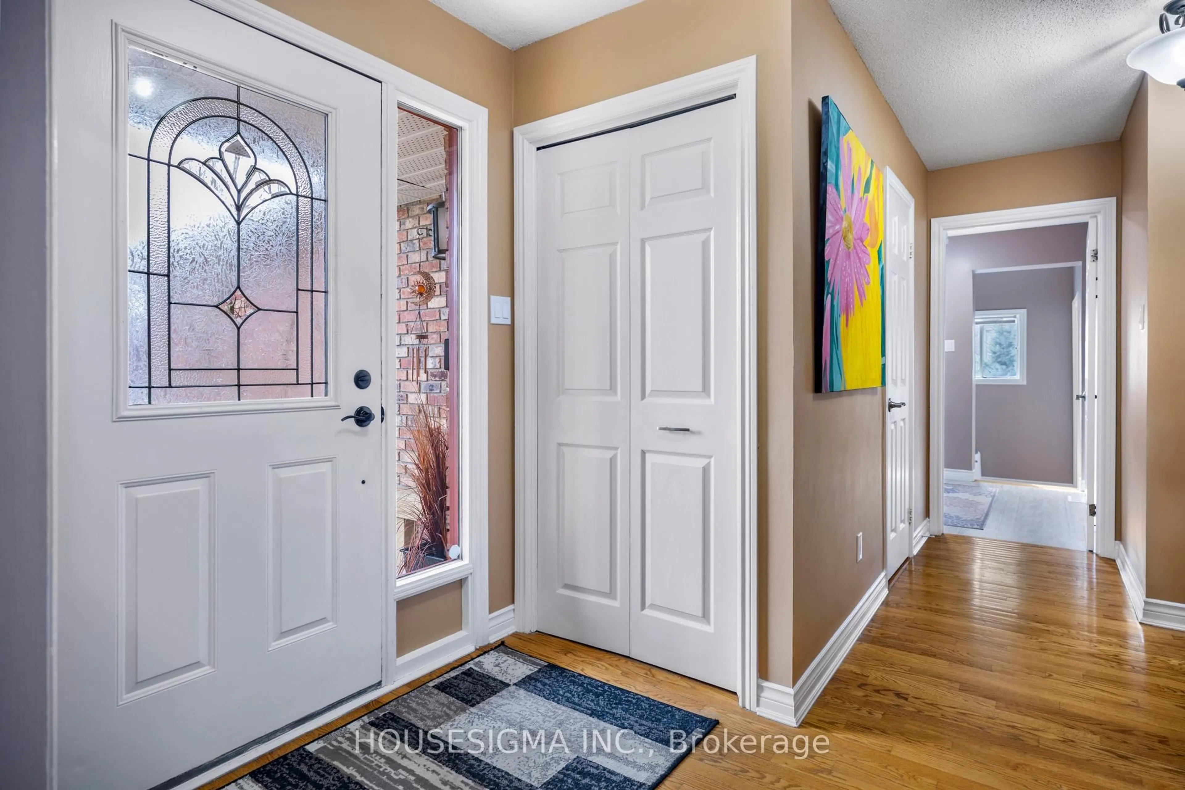 Indoor entryway for 18 Jennifer Gdns, London North Ontario N5X 3K8