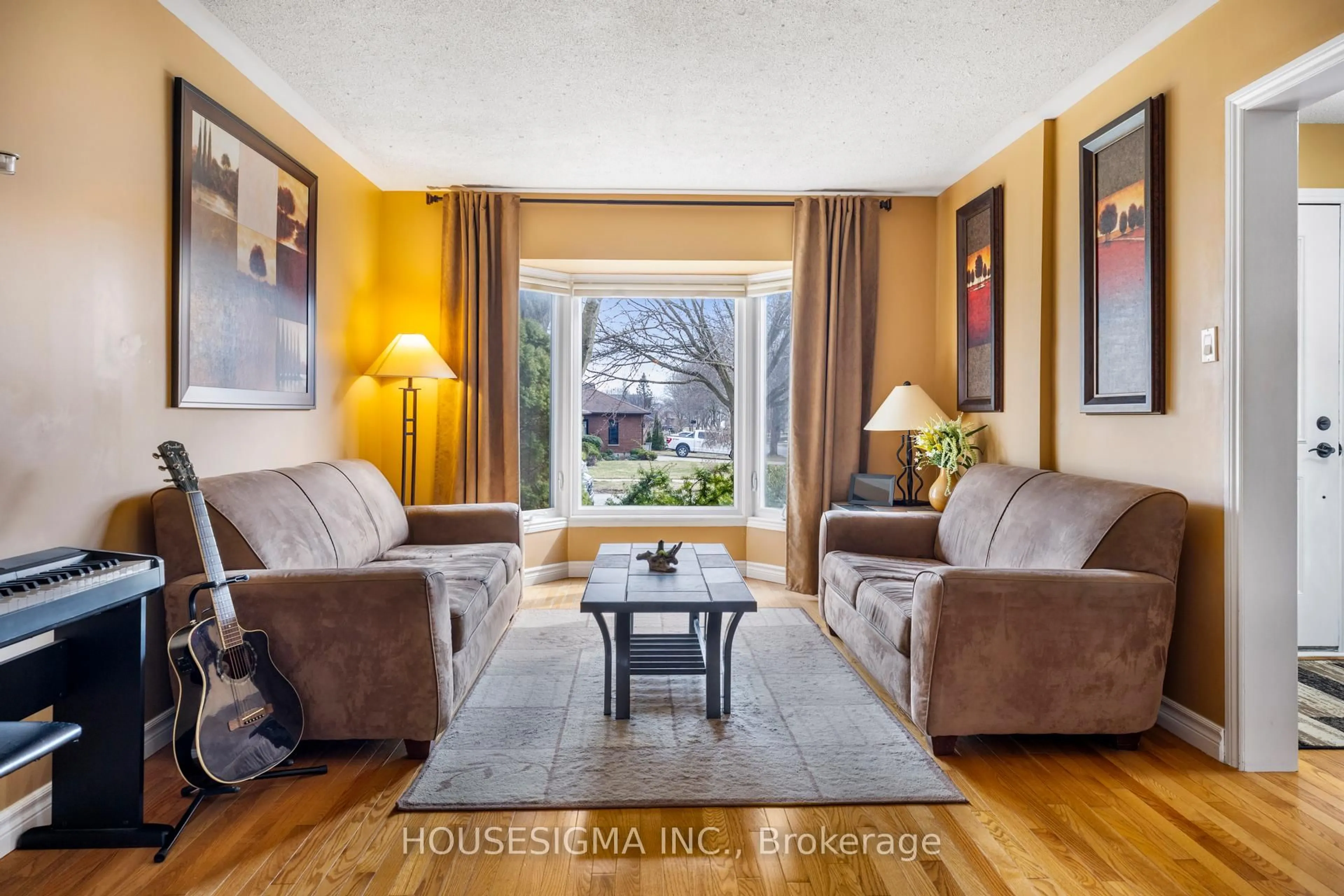 Living room with furniture, wood/laminate floor for 18 Jennifer Gdns, London North Ontario N5X 3K8