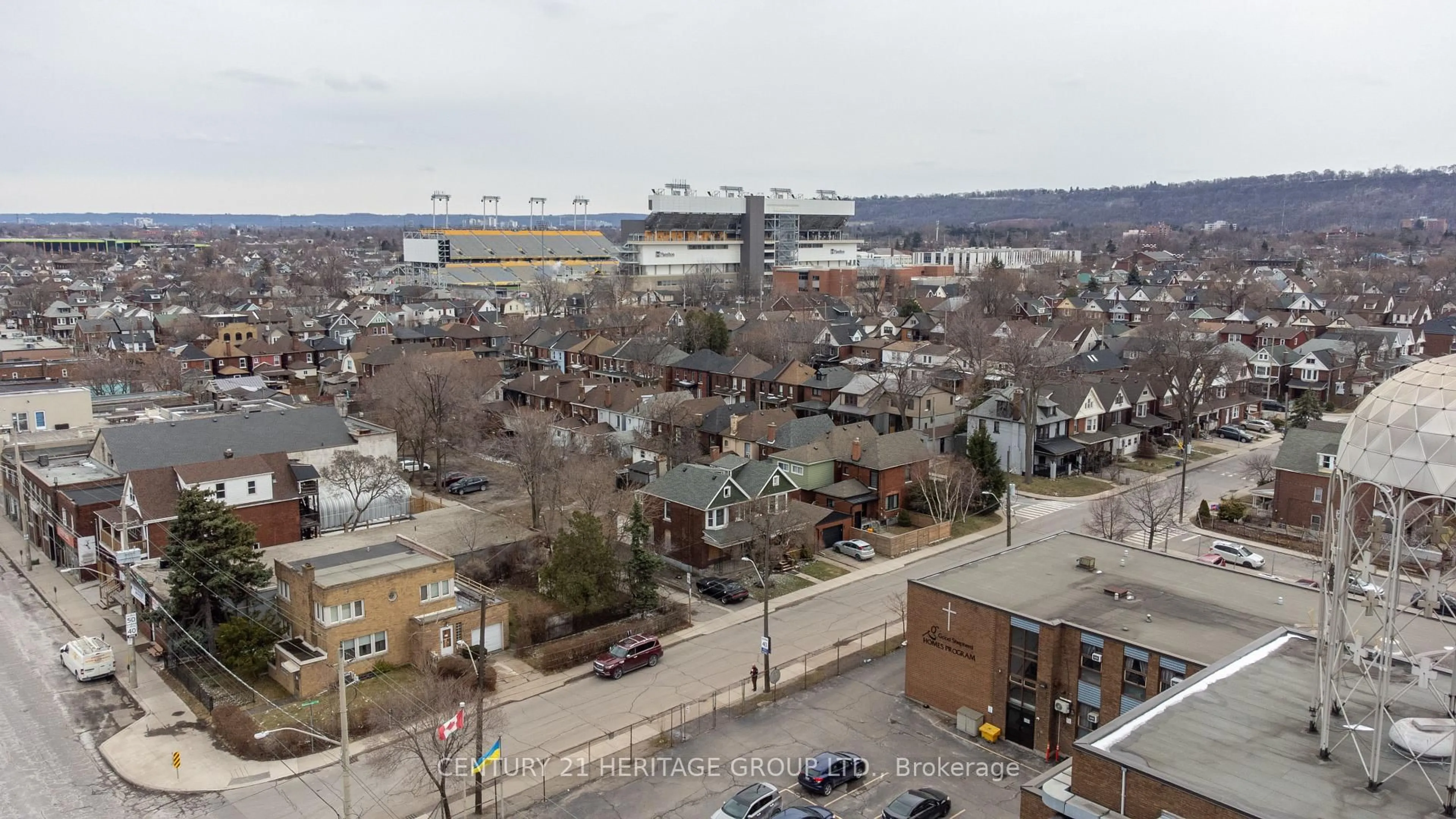 A pic from outside/outdoor area/front of a property/back of a property/a pic from drone, city buildings view from balcony for 116-120 Barnesdale Ave, Hamilton Ontario L8L 6L7