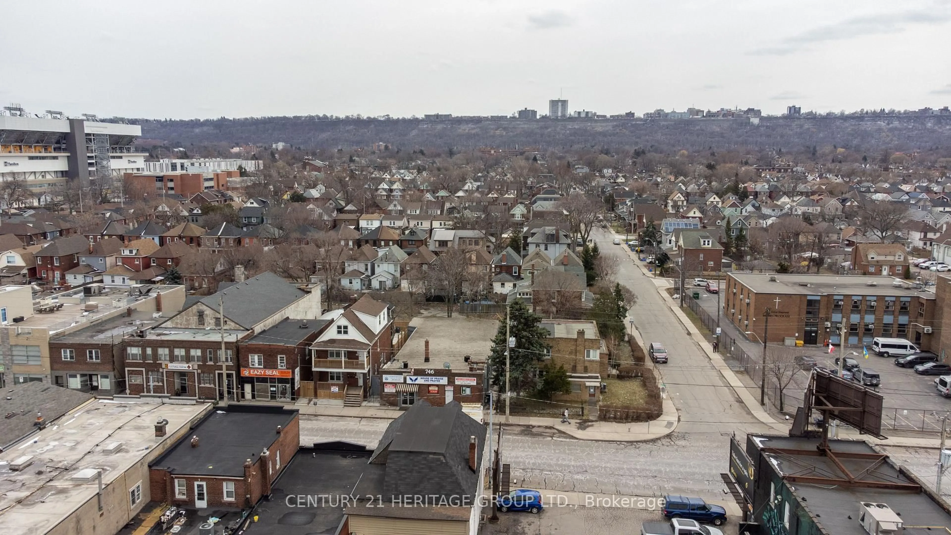 A pic from outside/outdoor area/front of a property/back of a property/a pic from drone, city buildings view from balcony for 116-120 Barnesdale Ave, Hamilton Ontario L8L 6L7