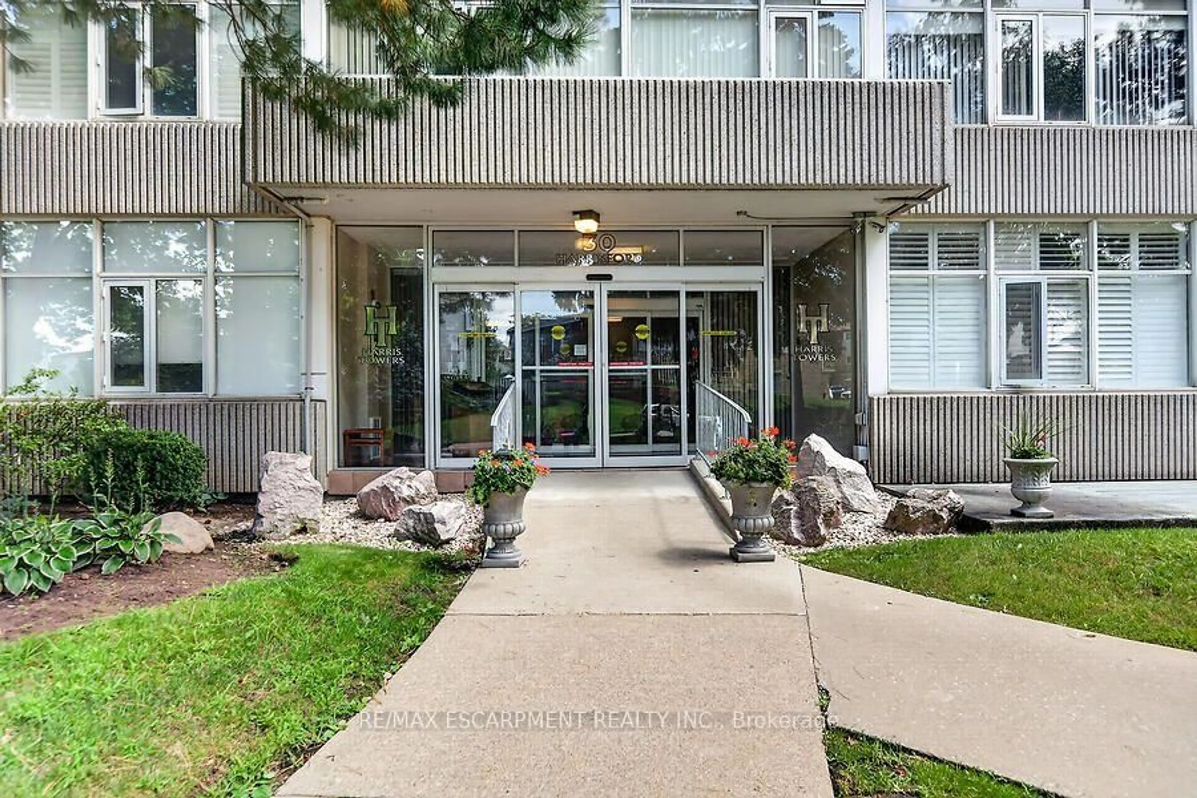 Indoor foyer for 30 Harrisford St #908, Hamilton Ontario L8K 6N1