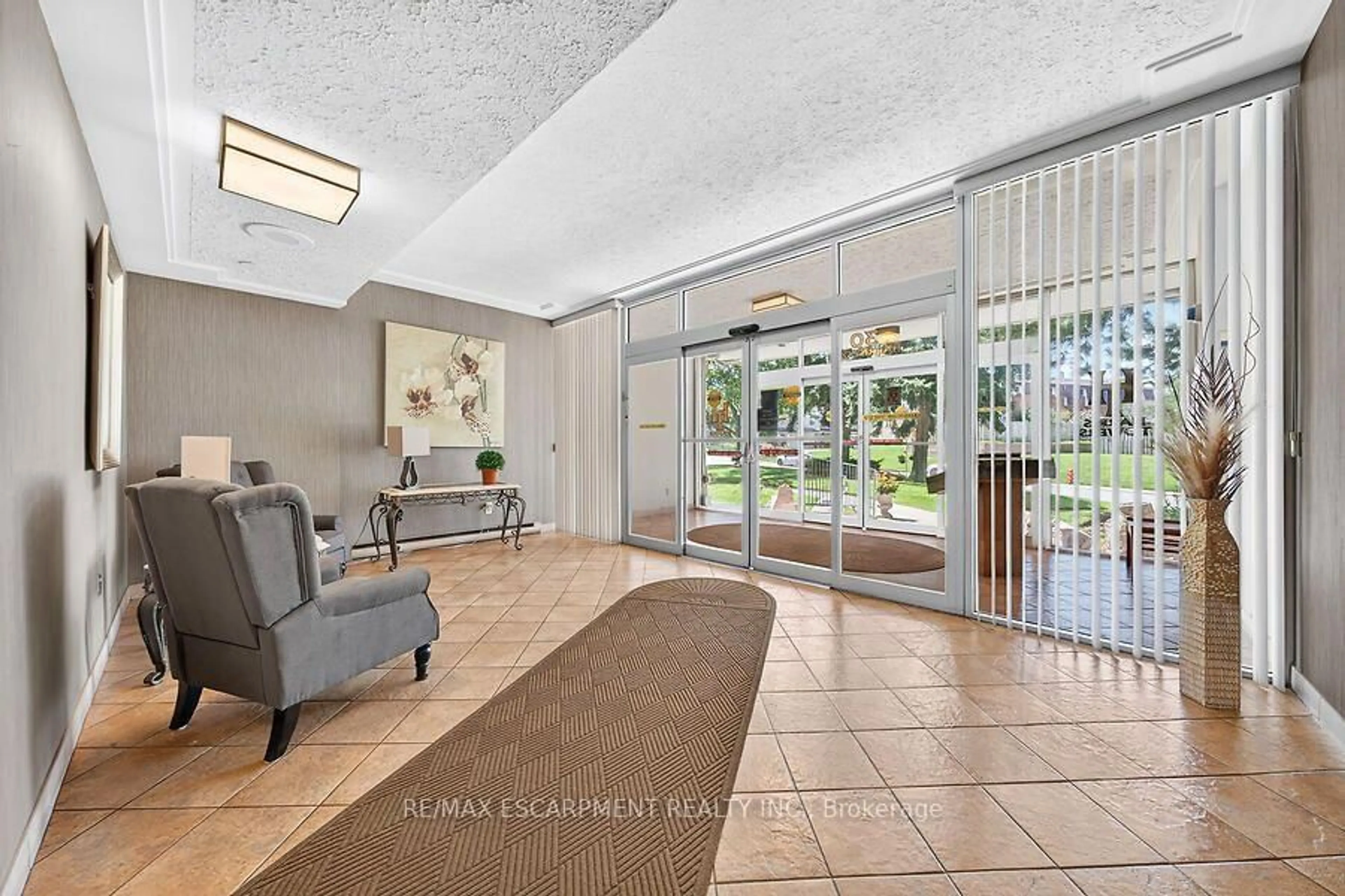 Indoor foyer for 30 Harrisford St #908, Hamilton Ontario L8K 6N1