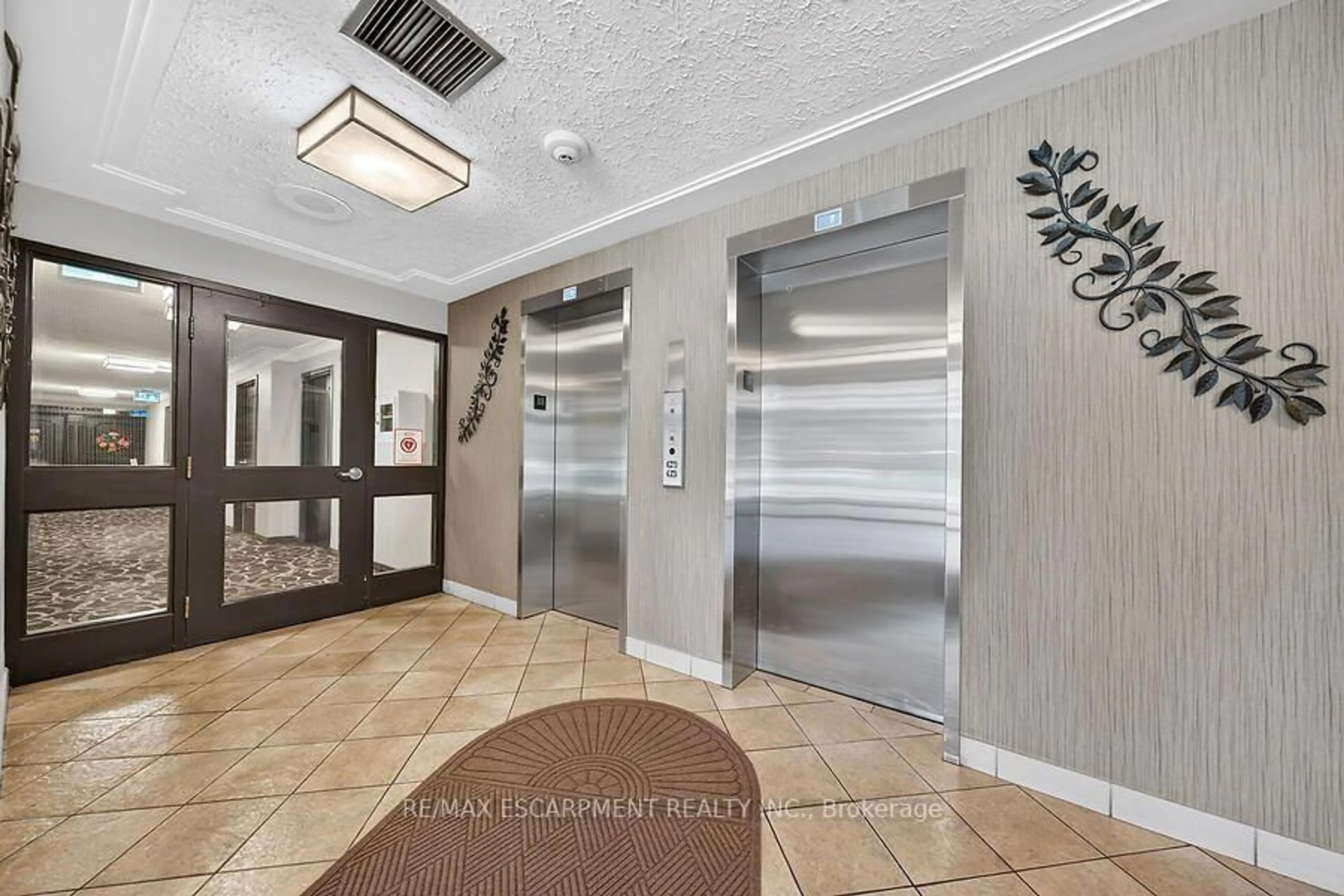 Indoor foyer for 30 Harrisford St #908, Hamilton Ontario L8K 6N1