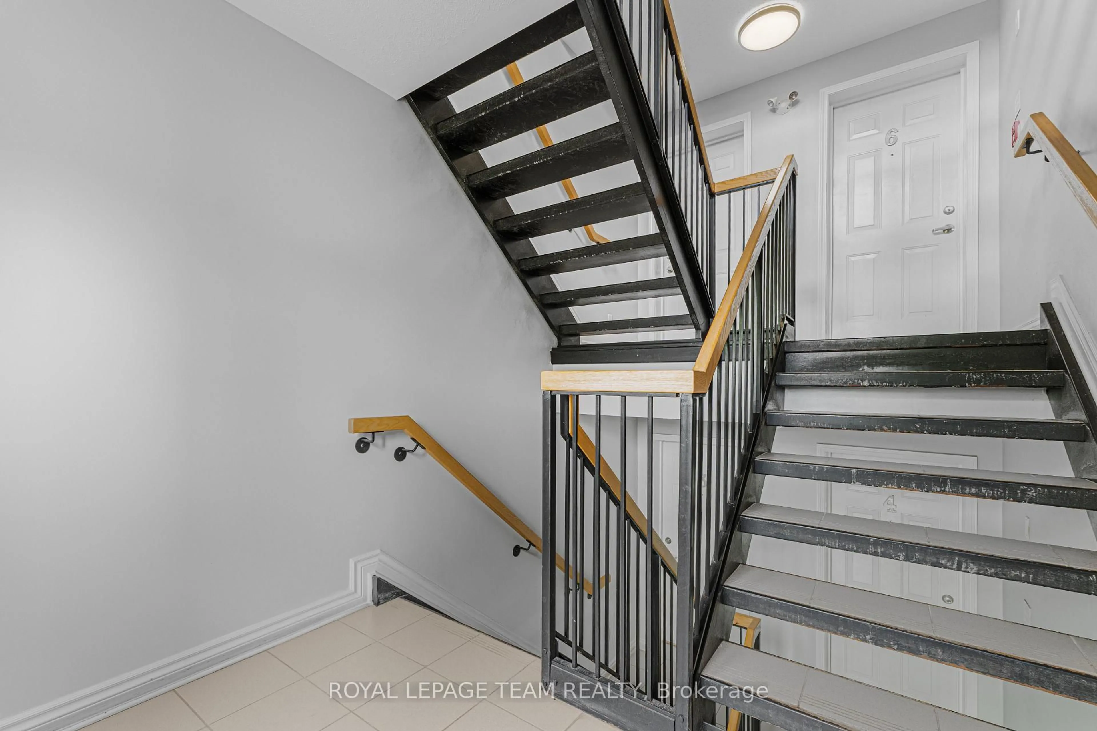 Stairs for 313 Cresthaven Dr #6, Ottawa Ontario K2G 4R5