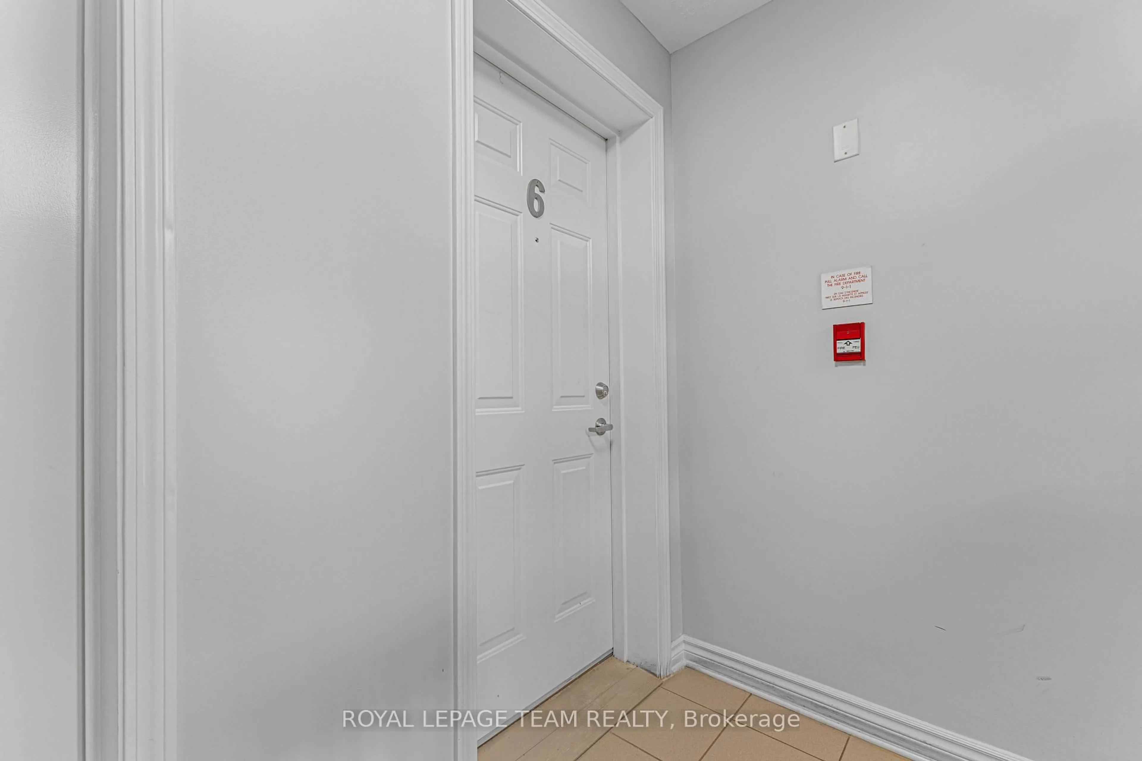 Indoor entryway for 313 Cresthaven Dr #6, Ottawa Ontario K2G 4R5