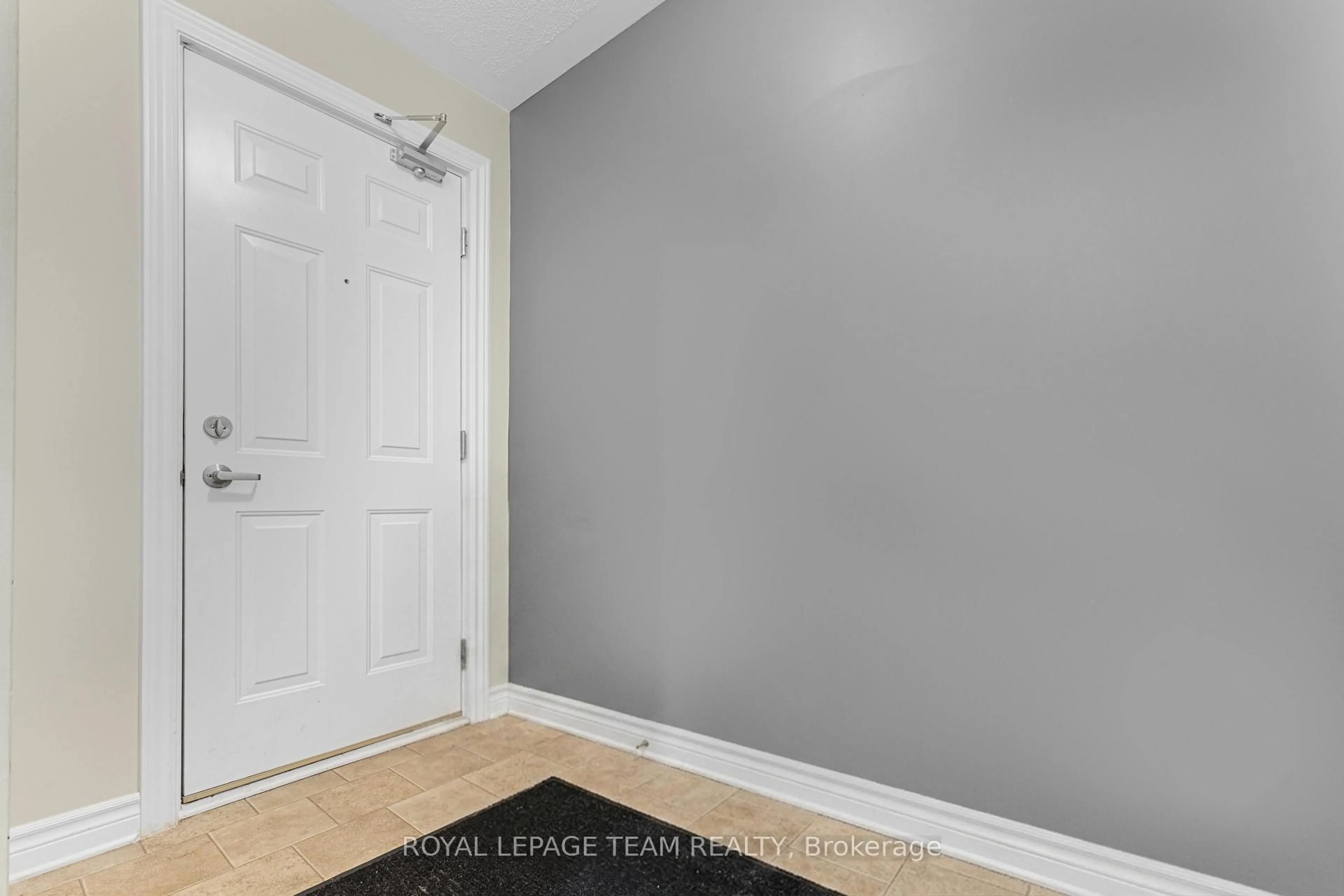 Indoor entryway for 313 Cresthaven Dr #6, Ottawa Ontario K2G 4R5