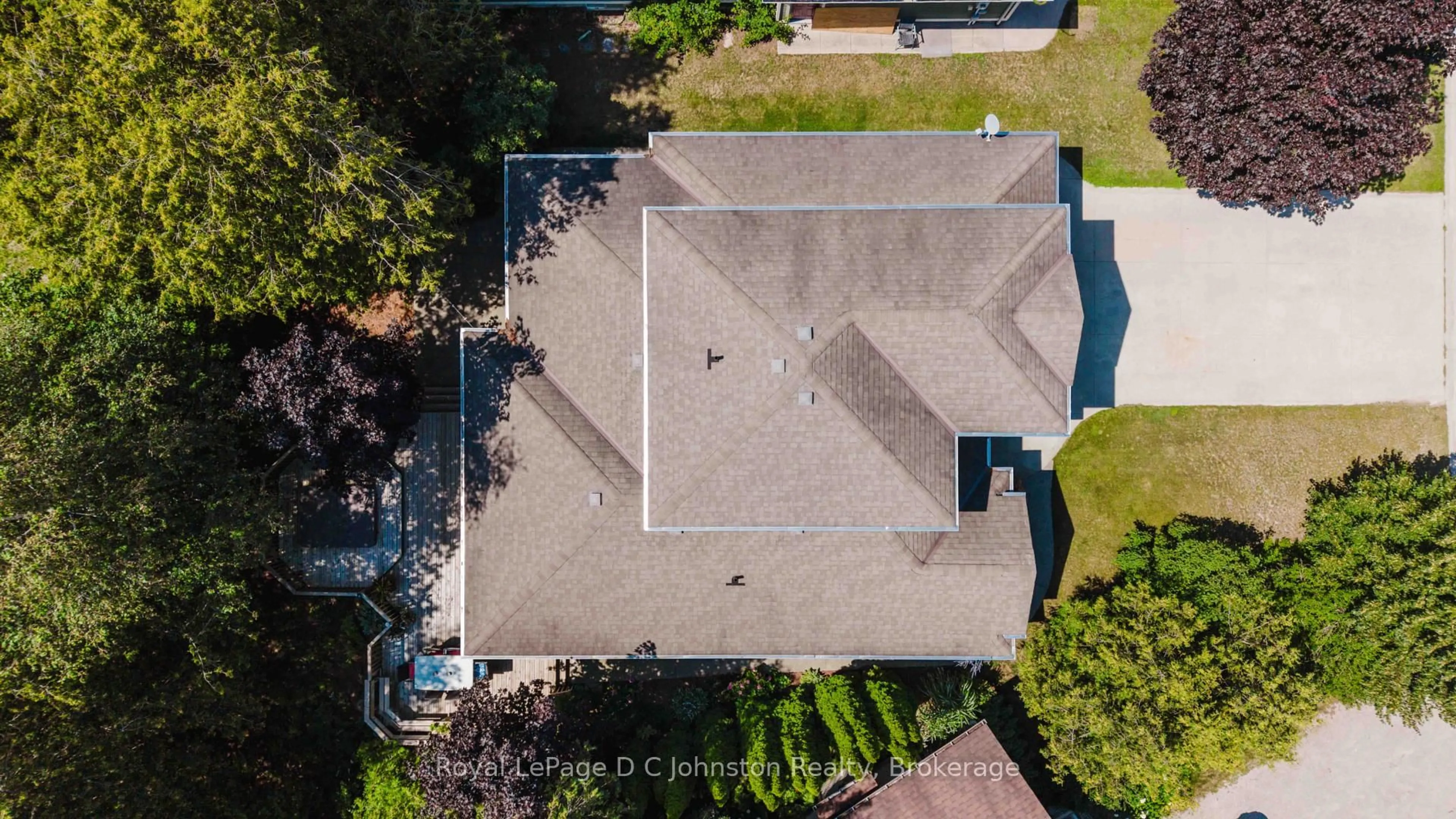 A pic from outside/outdoor area/front of a property/back of a property/a pic from drone, street for 482 CREEKWOOD Dr, Saugeen Shores Ontario N0H 2L0