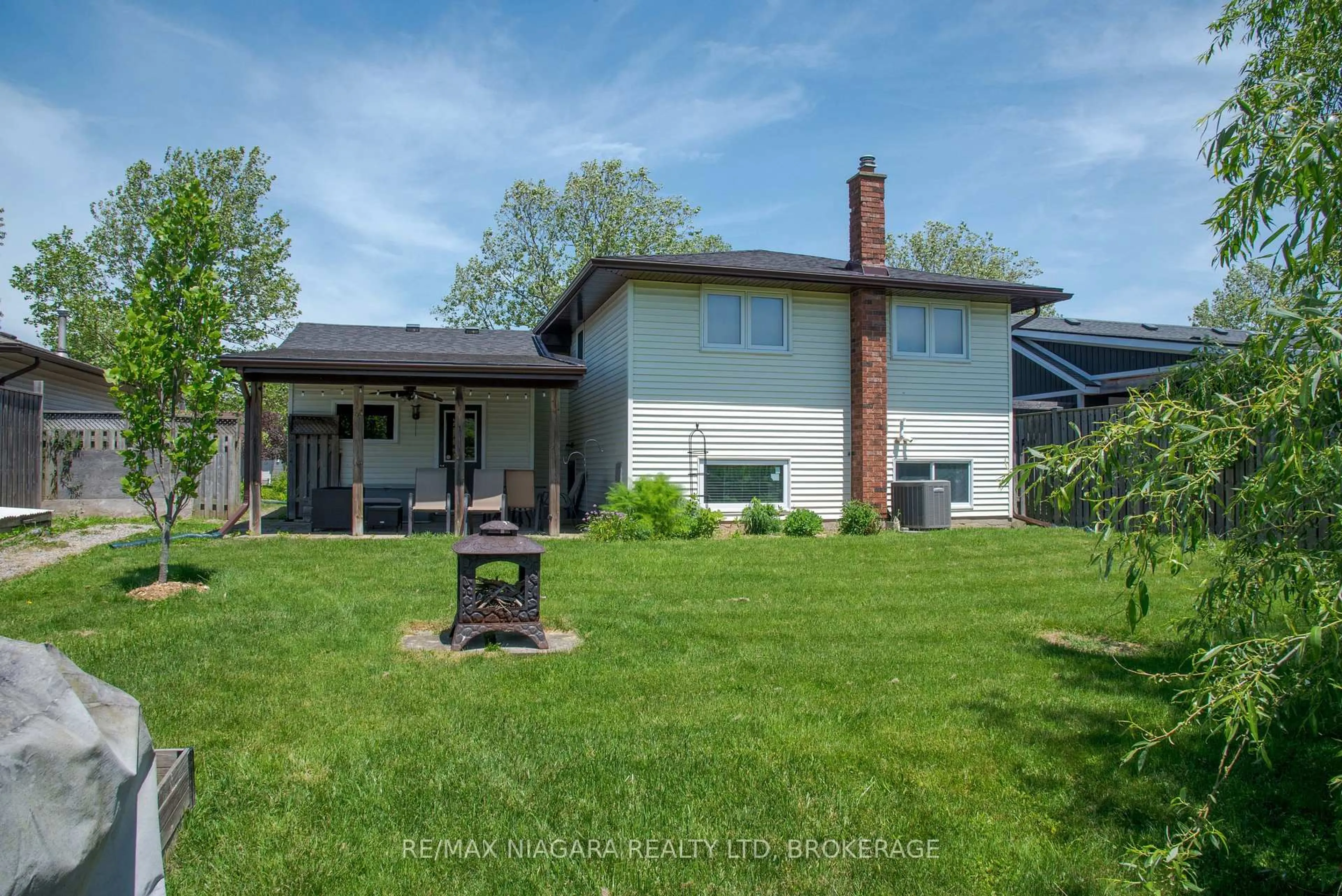 A pic from outside/outdoor area/front of a property/back of a property/a pic from drone, unknown for 2439 CORAL Ave, Fort Erie Ontario L0S 1S0