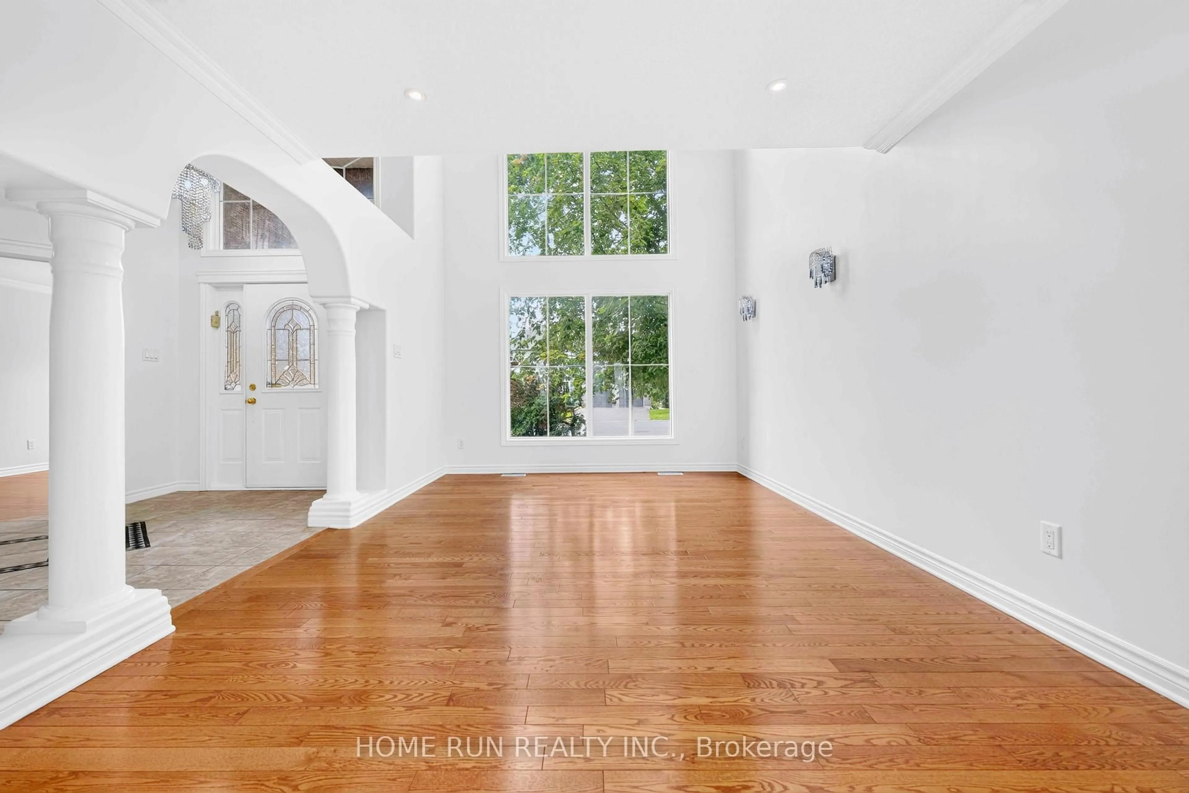 Indoor entryway for 35 Blackshire Circ, Ottawa Ontario K2J 5L8
