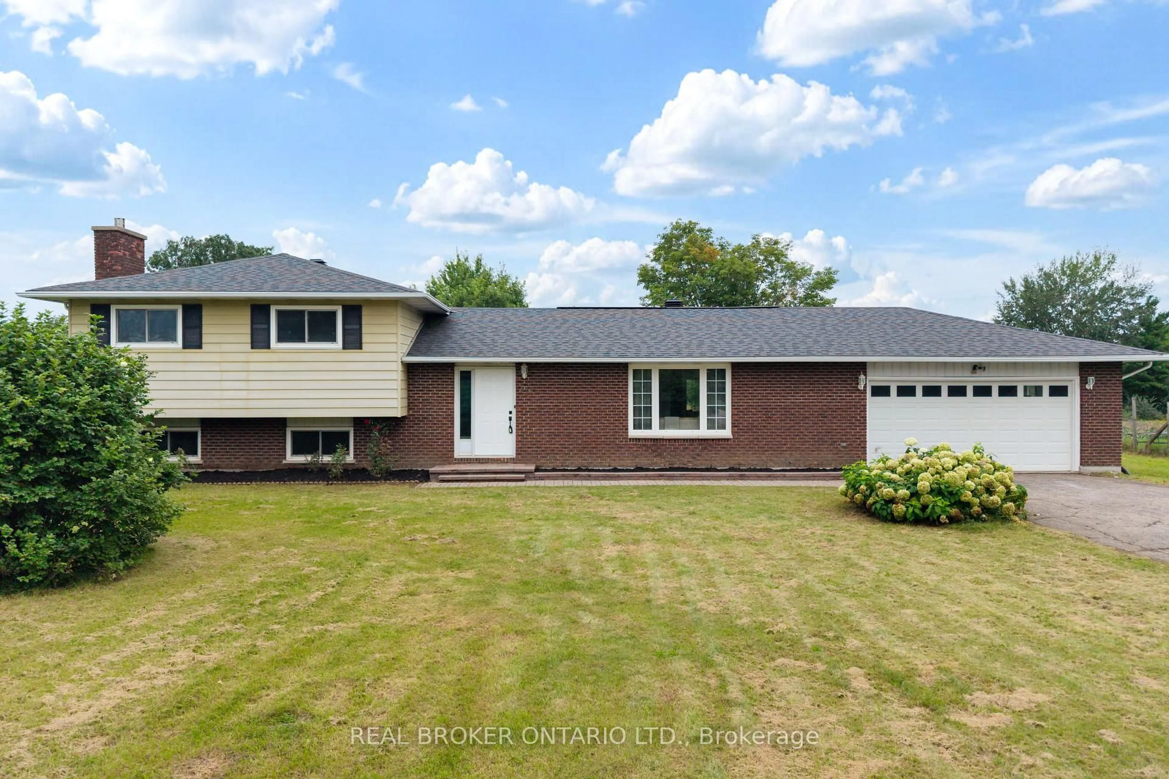 Home with vinyl exterior material, street for 672 Line 3 Line, Elizabethtown-Kitley Ontario K0G 1G0