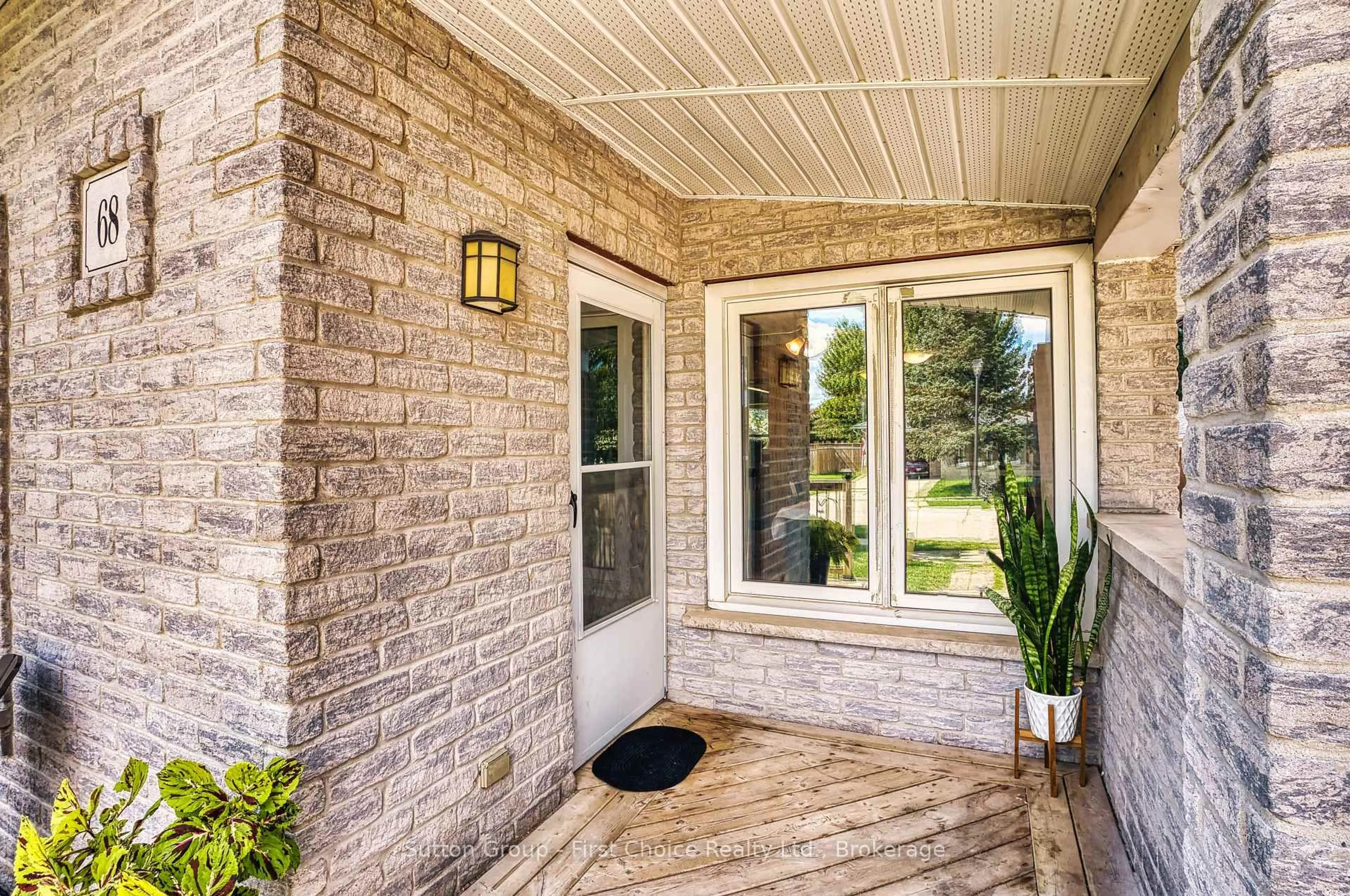 Indoor entryway for 68 Kathryn Cres, Stratford Ontario N5A 2Y7
