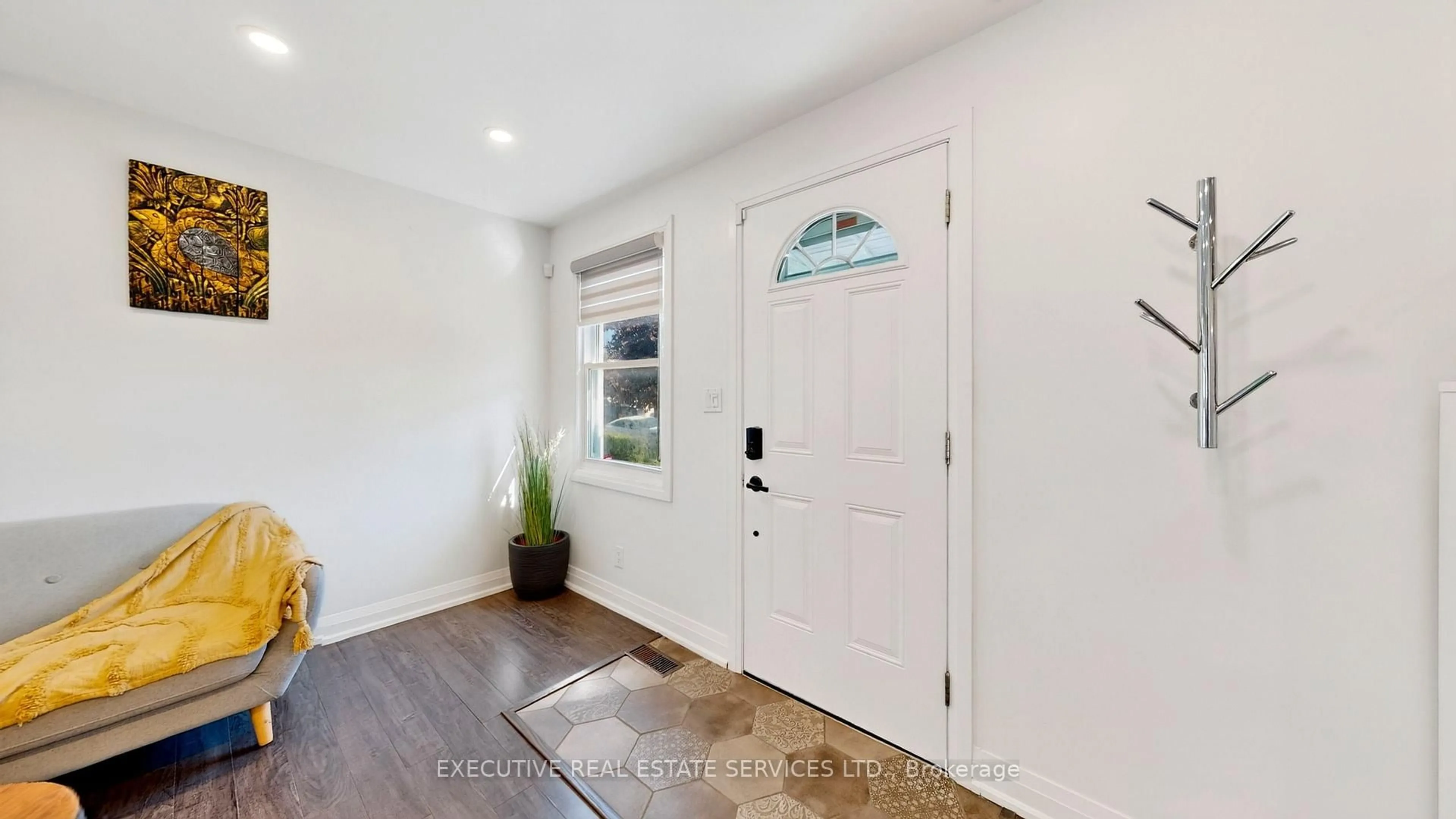 Indoor entryway for 38 Parker St, St. Catharines Ontario L2S 1C5