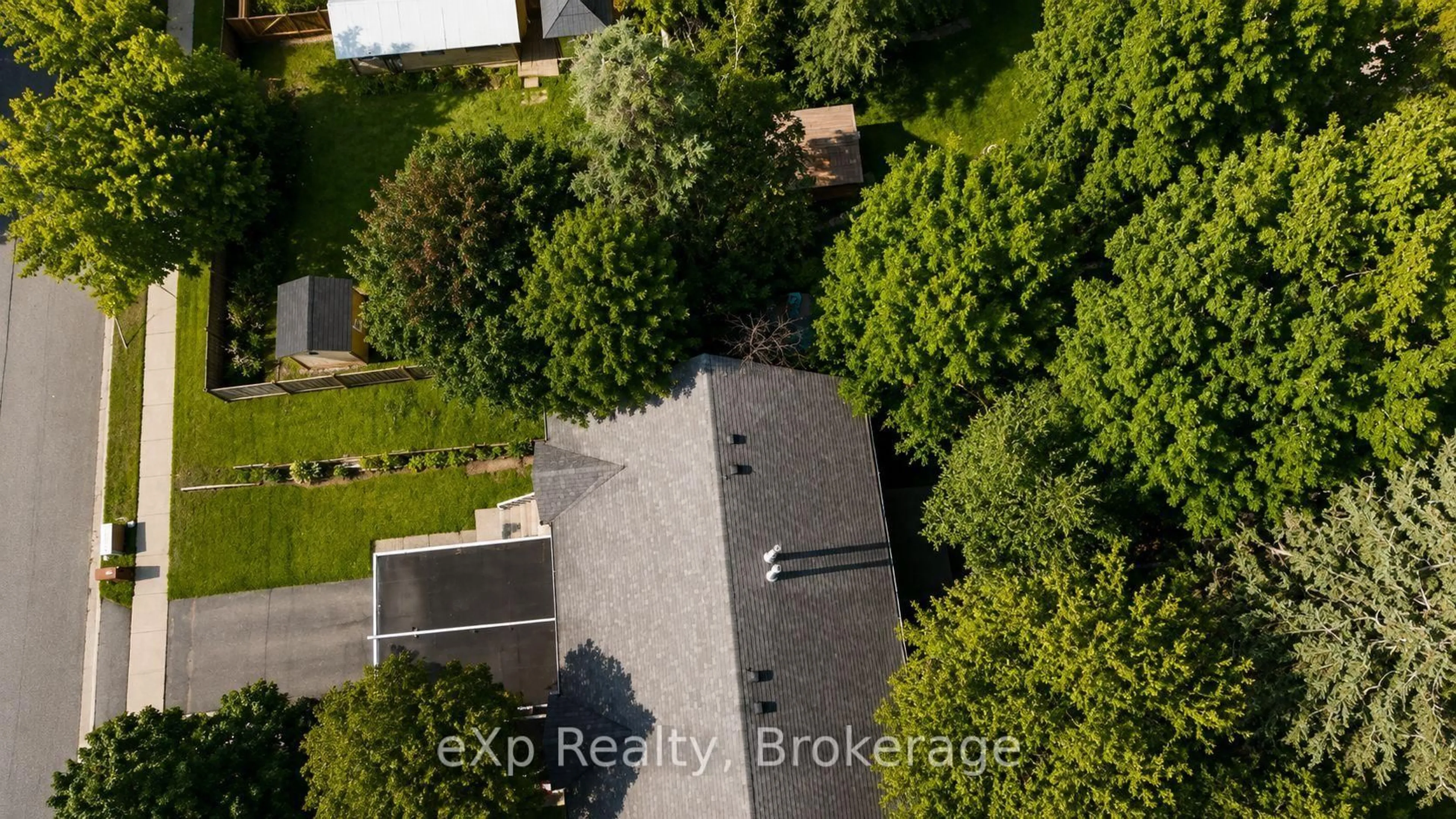 A pic from outside/outdoor area/front of a property/back of a property/a pic from drone, city buildings view from balcony for 560 John St, Gravenhurst Ontario P1P 1J9