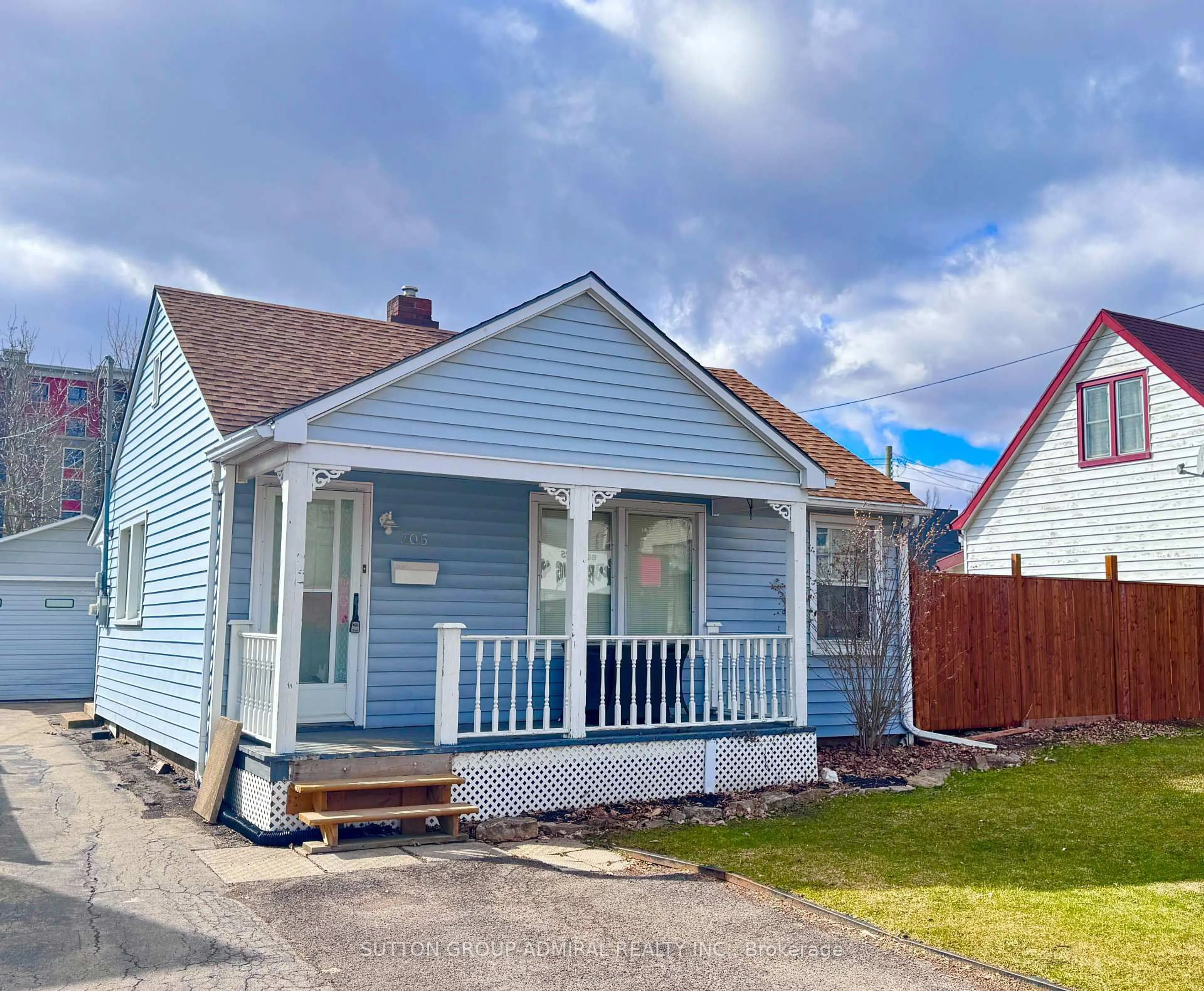 Home with vinyl exterior material, street for 305 Crowland Ave, Welland Ontario L3B 1X5