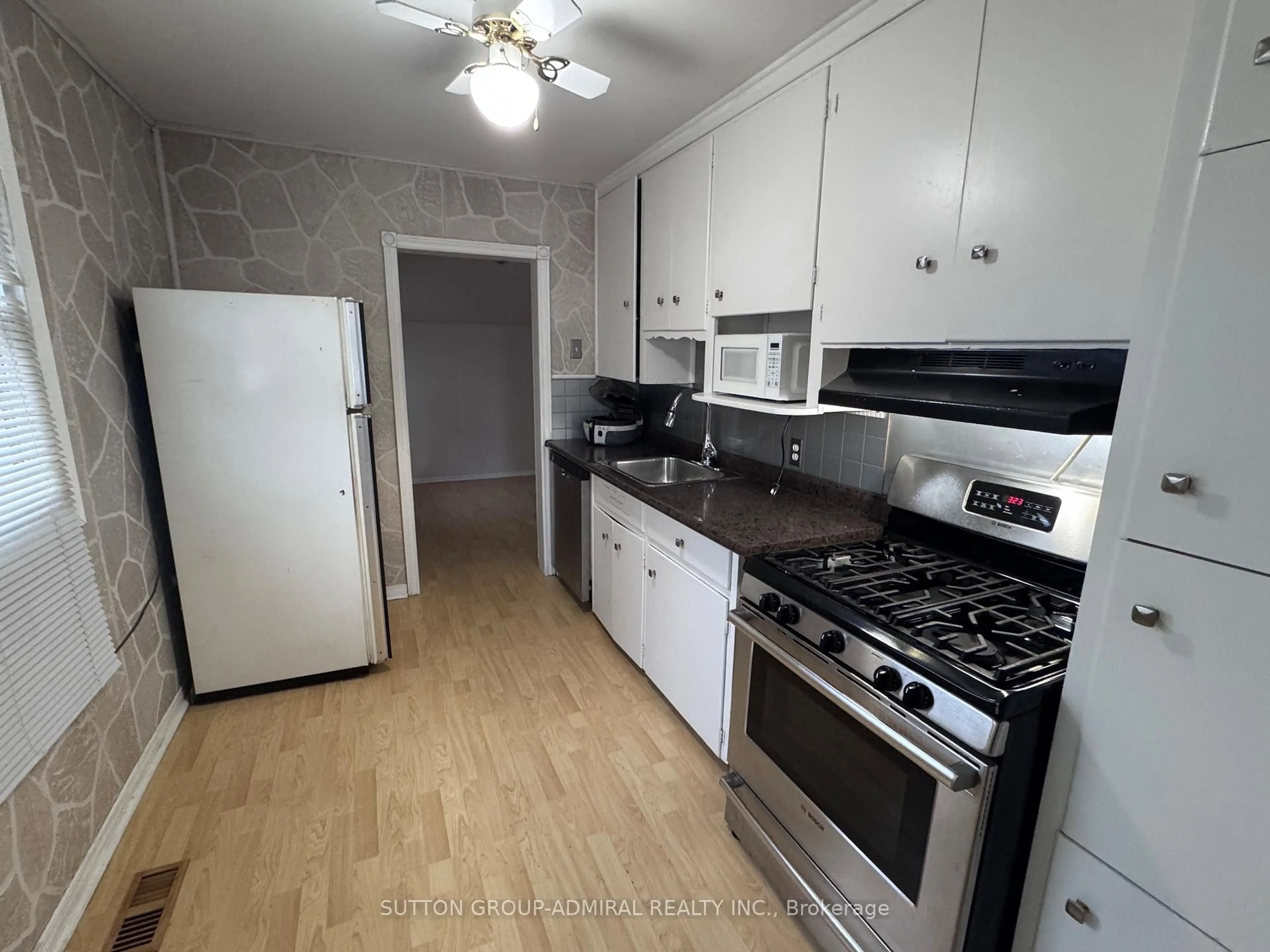 Standard kitchen, unknown for 305 Crowland Ave, Welland Ontario L3B 1X5