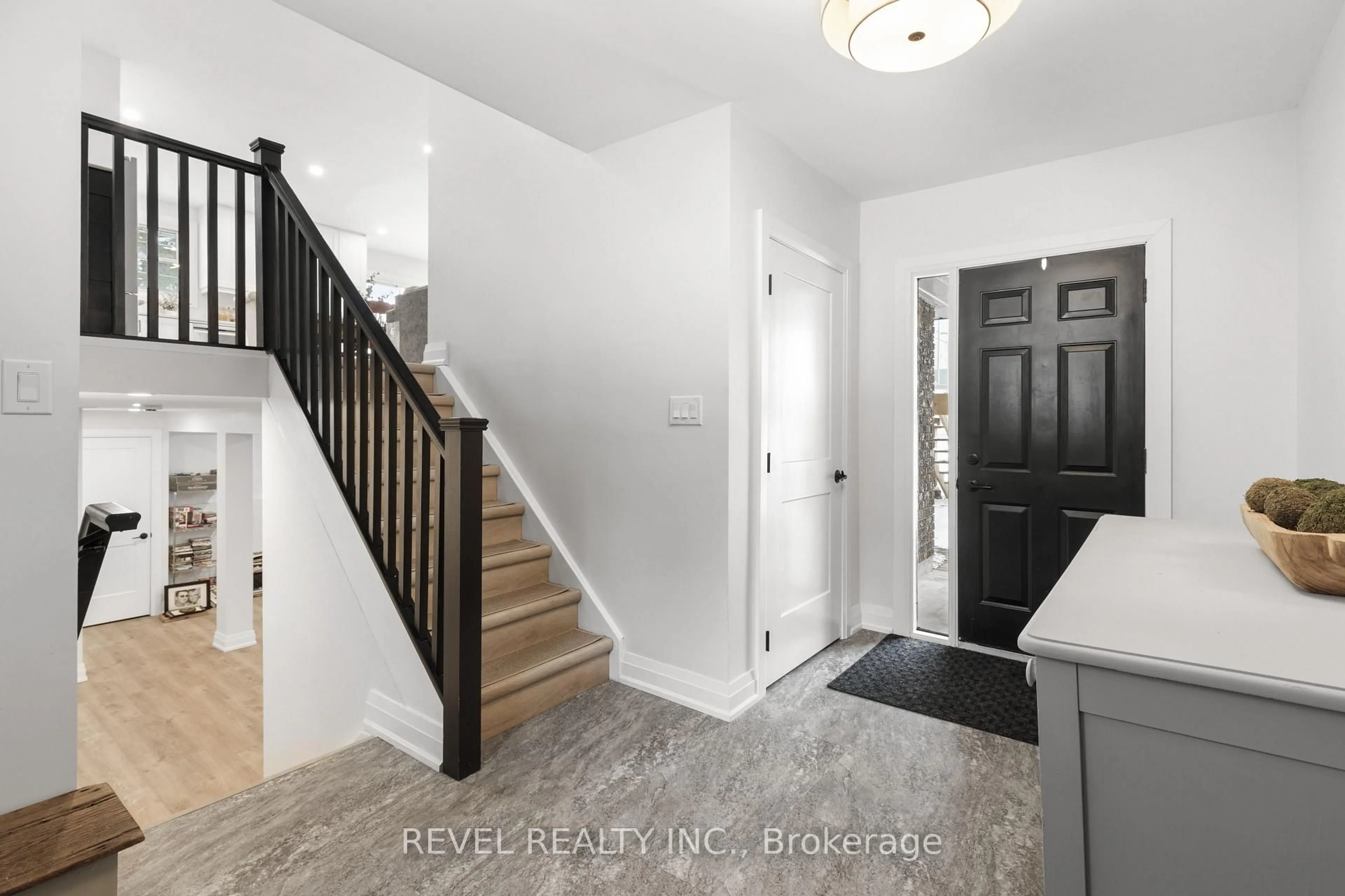 Indoor entryway for 13 Pirates Glen Dr, Trent Lakes Ontario K0M 1A0