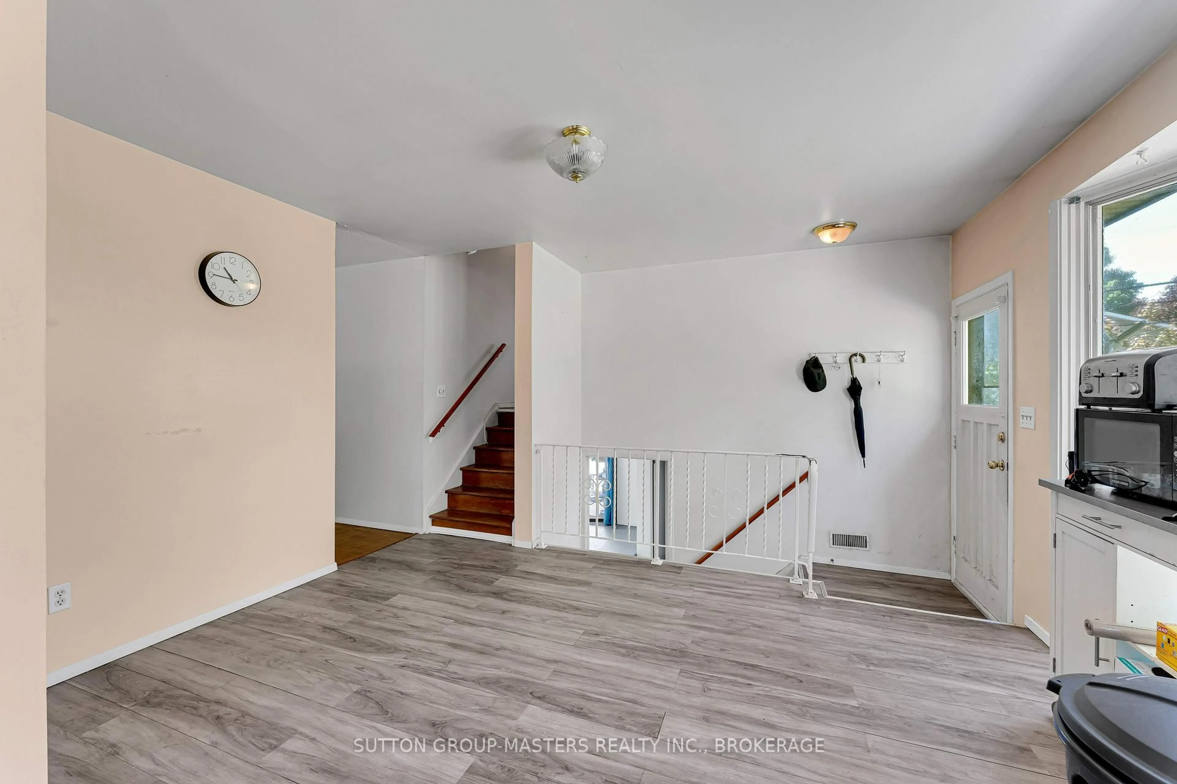 Indoor entryway for 150 Dauphin Ave, Kingston Ontario K7K 6B1