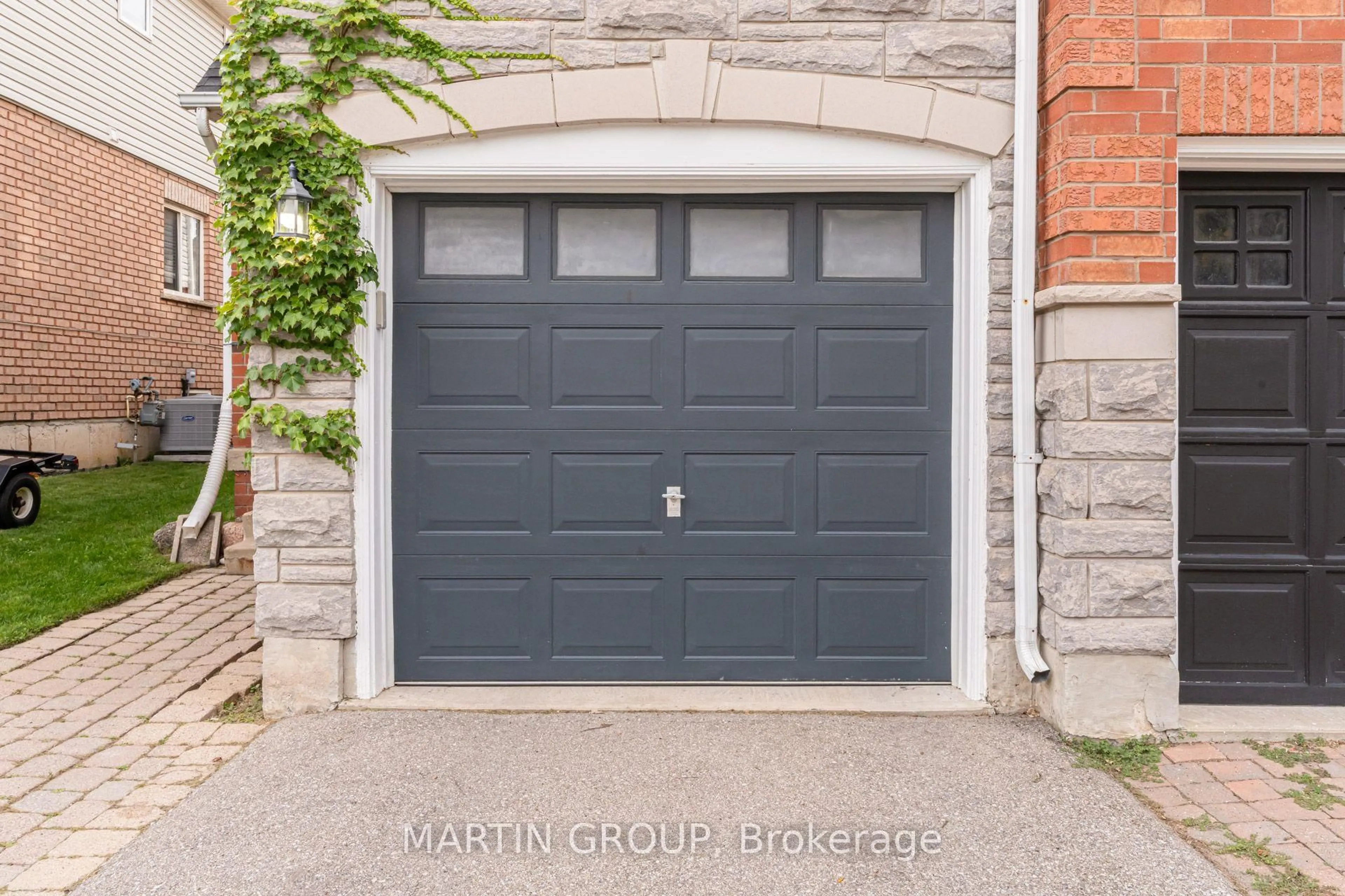 Indoor garage for 33 Slater Crt, Hamilton Ontario L8B 0K8