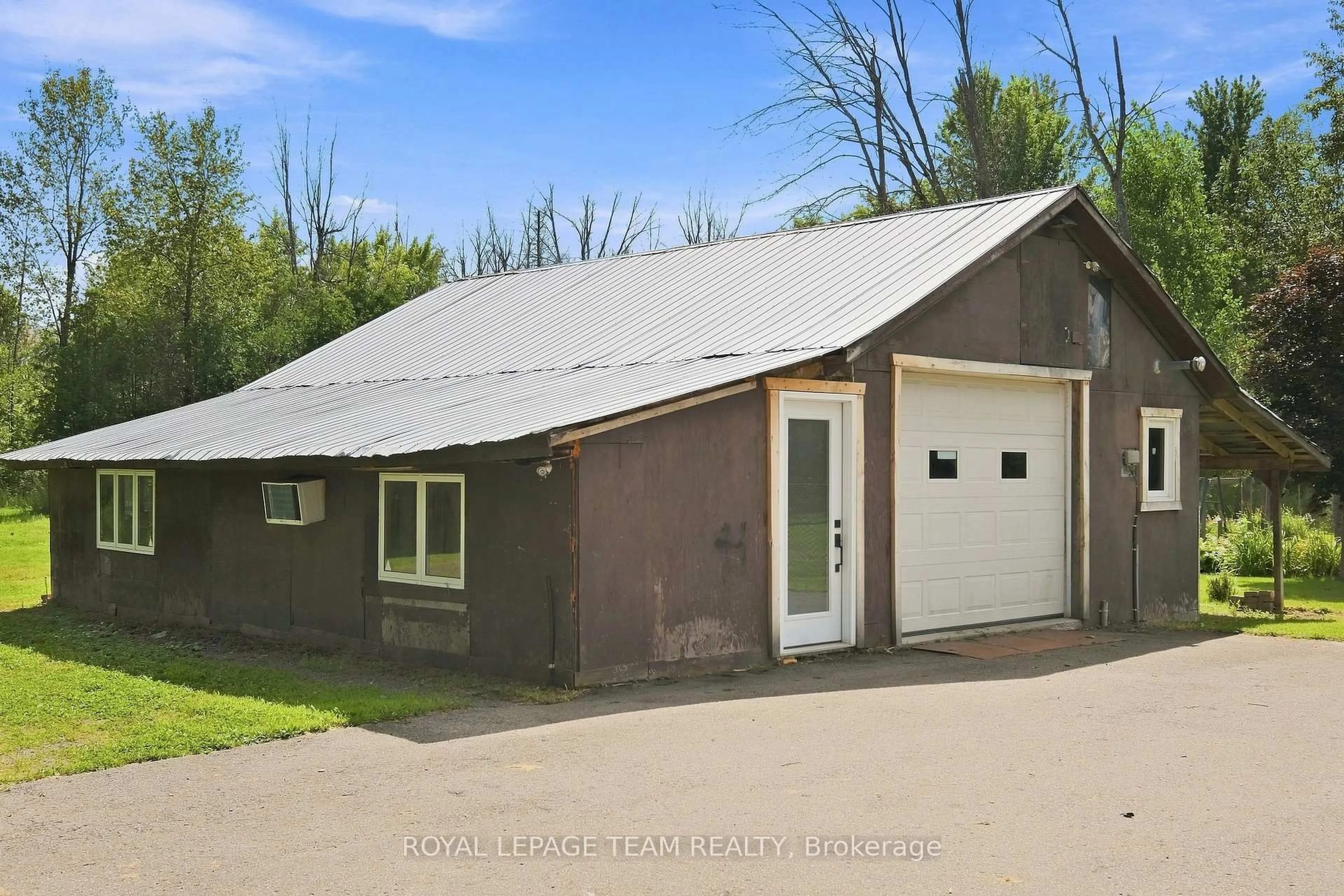 Indoor garage for 980 County Rd 44, North Grenville Ontario K0G 1T0