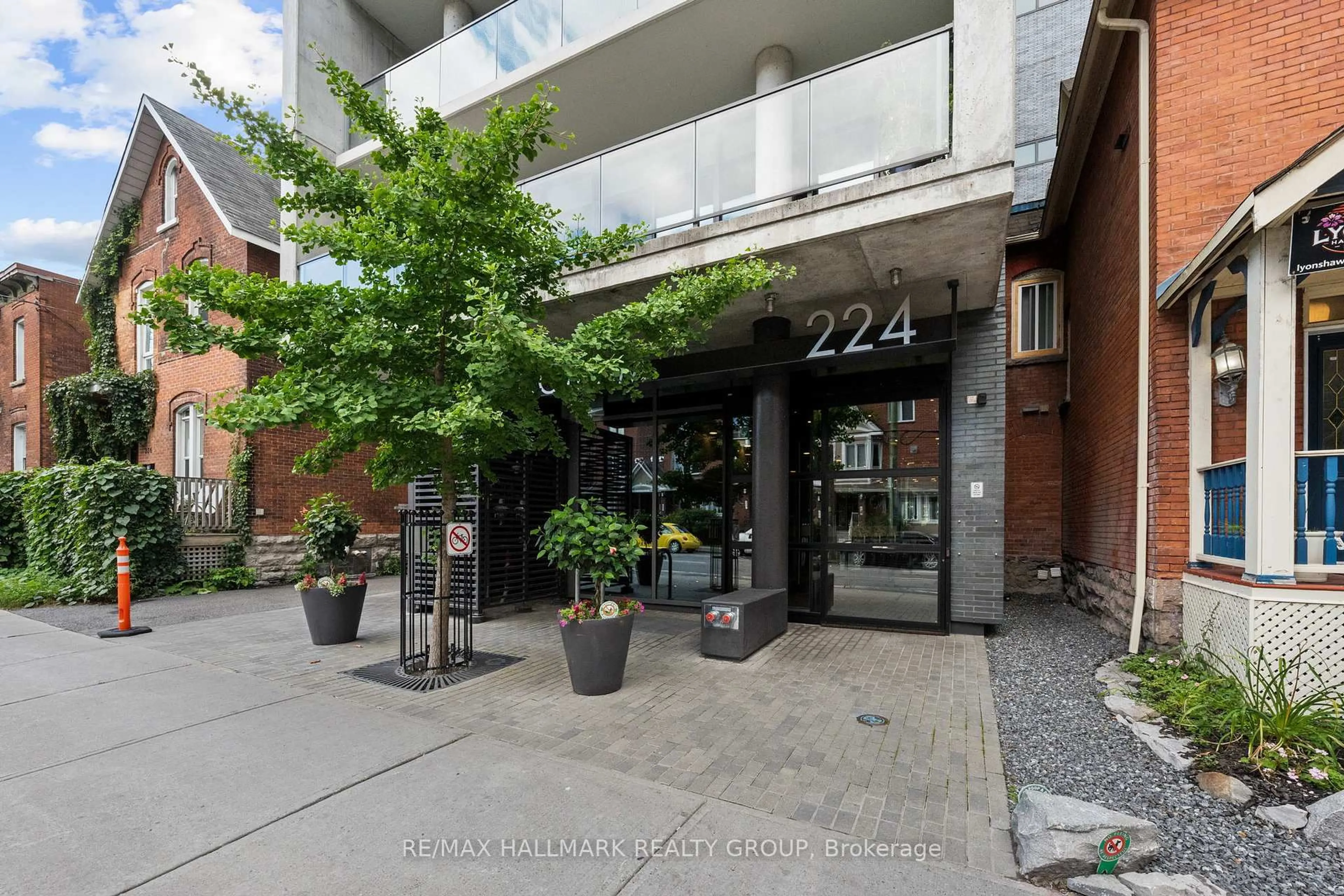Patio, street for 224 Lyon Street N St #1001, Ottawa Ontario K1R 0C1
