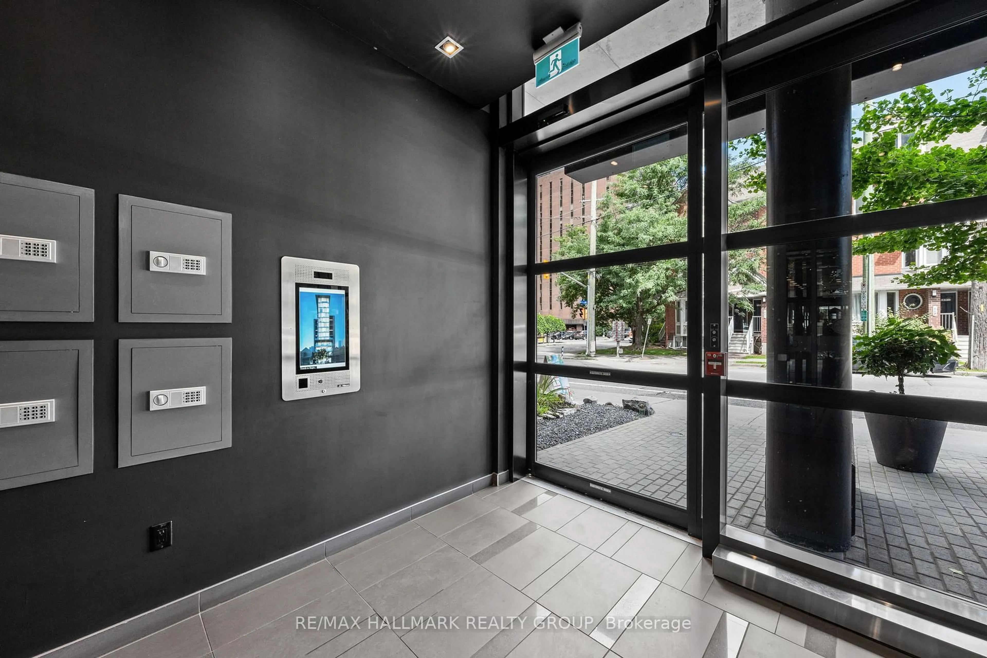 Indoor foyer for 224 Lyon Street N St #1001, Ottawa Ontario K1R 0C1