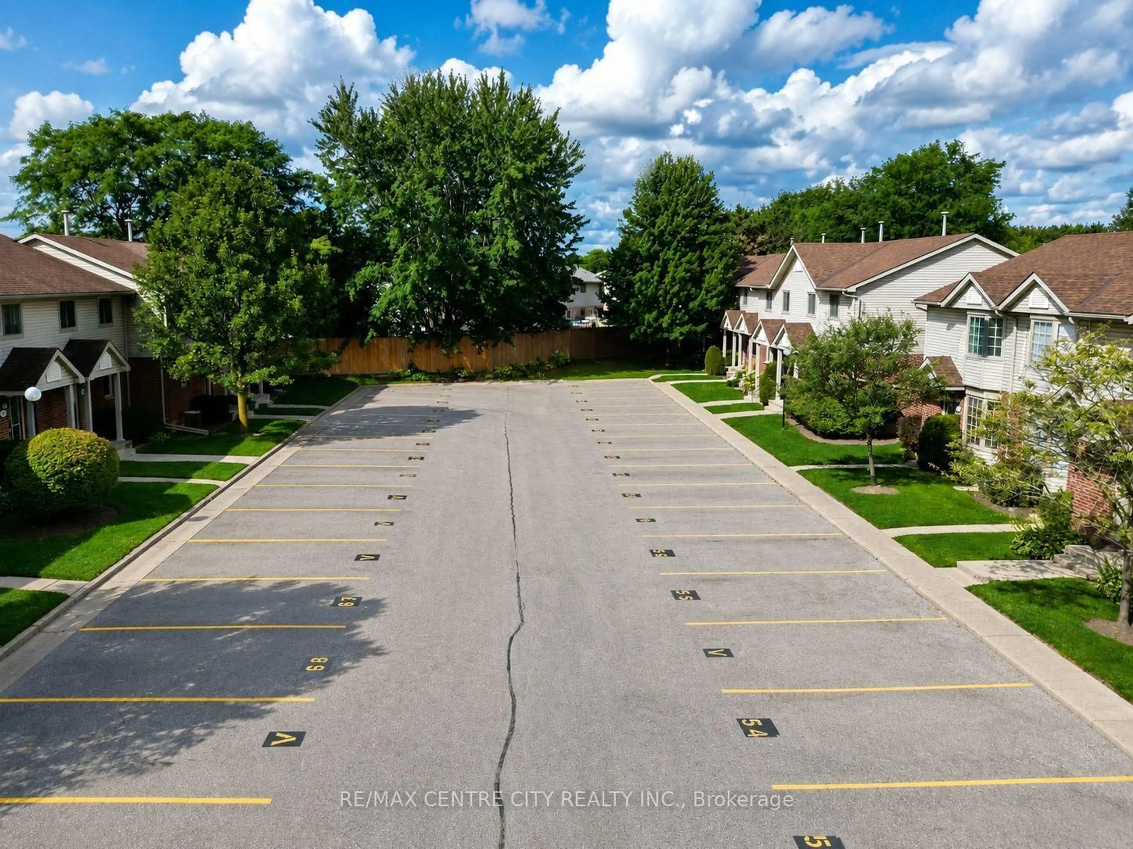 A pic from outside/outdoor area/front of a property/back of a property/a pic from drone, street for 511 Admiral Dr #61, London East Ontario N5V 4R4