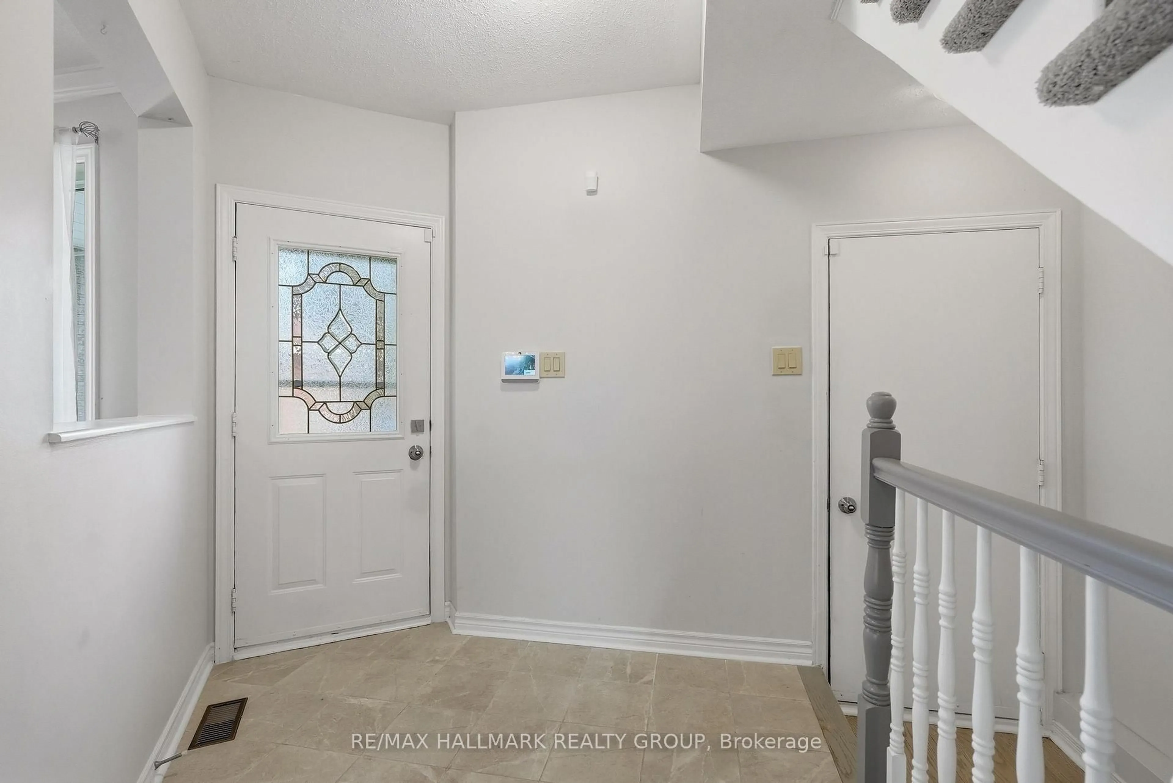 Indoor entryway for 30 Rowe Dr, Kanata Ontario K2L 3Y3