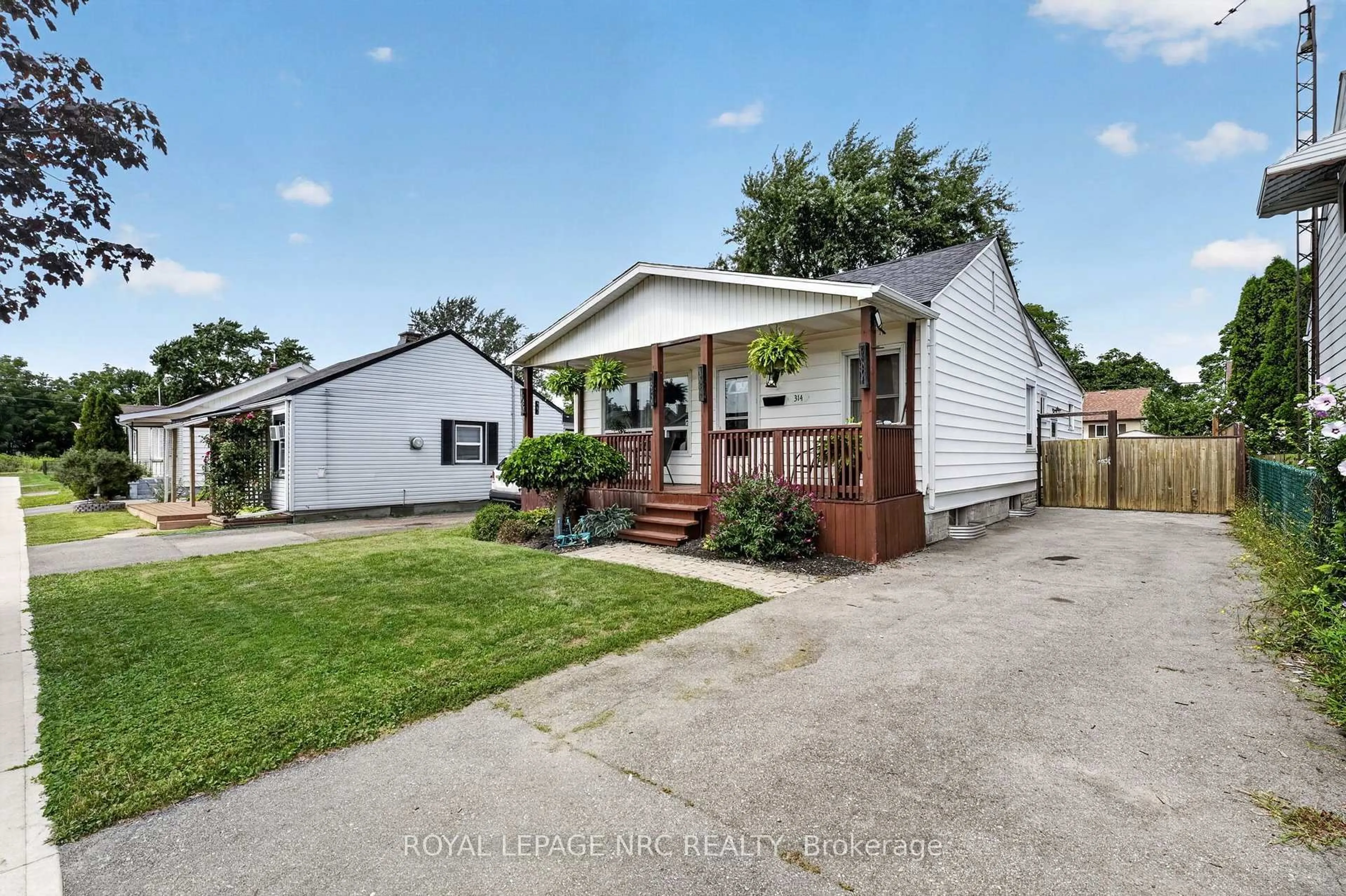 A pic from outside/outdoor area/front of a property/back of a property/a pic from drone, street for 314 Dieppe St, Welland Ontario L3B 4V2