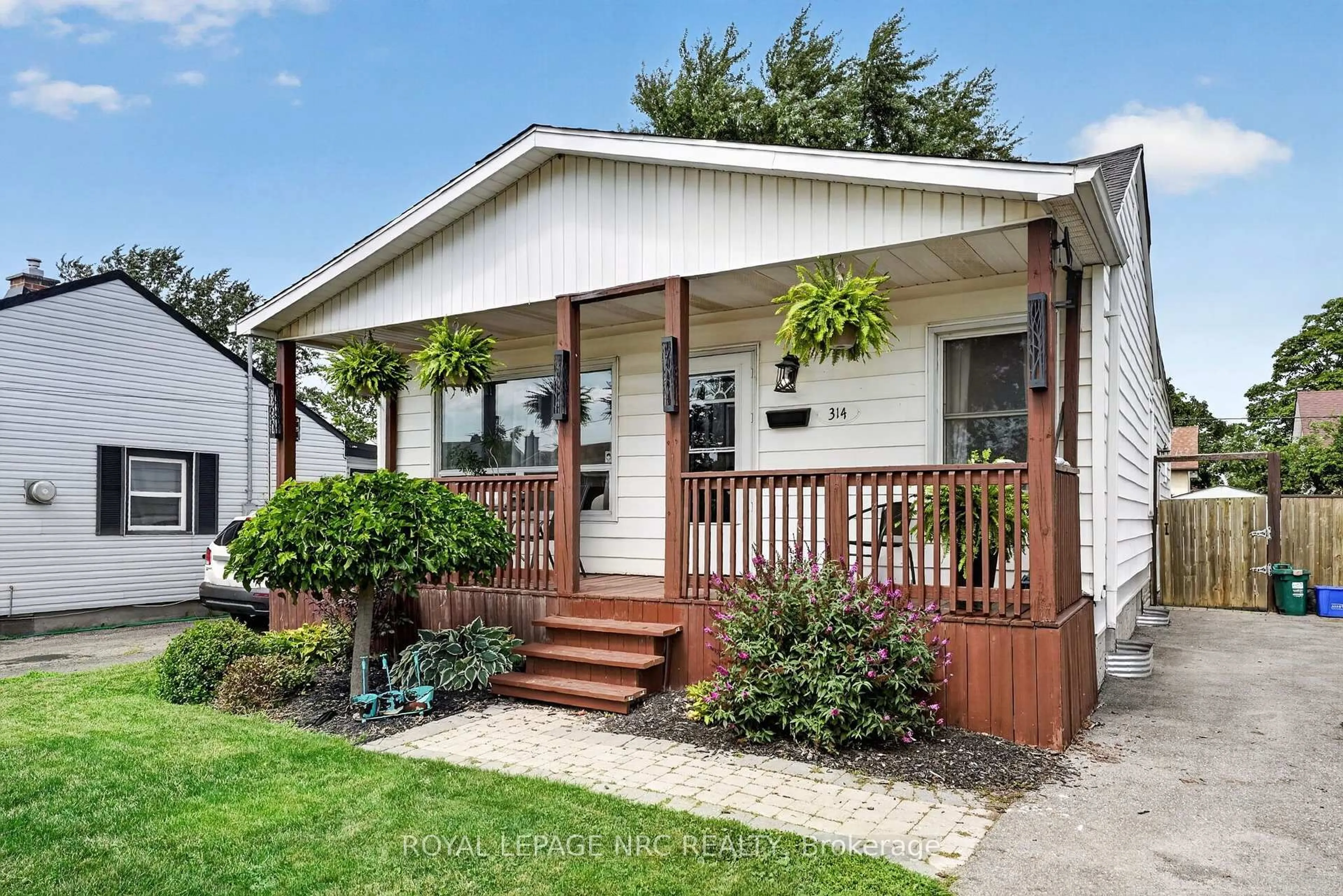 Home with vinyl exterior material, street for 314 Dieppe St, Welland Ontario L3B 4V2