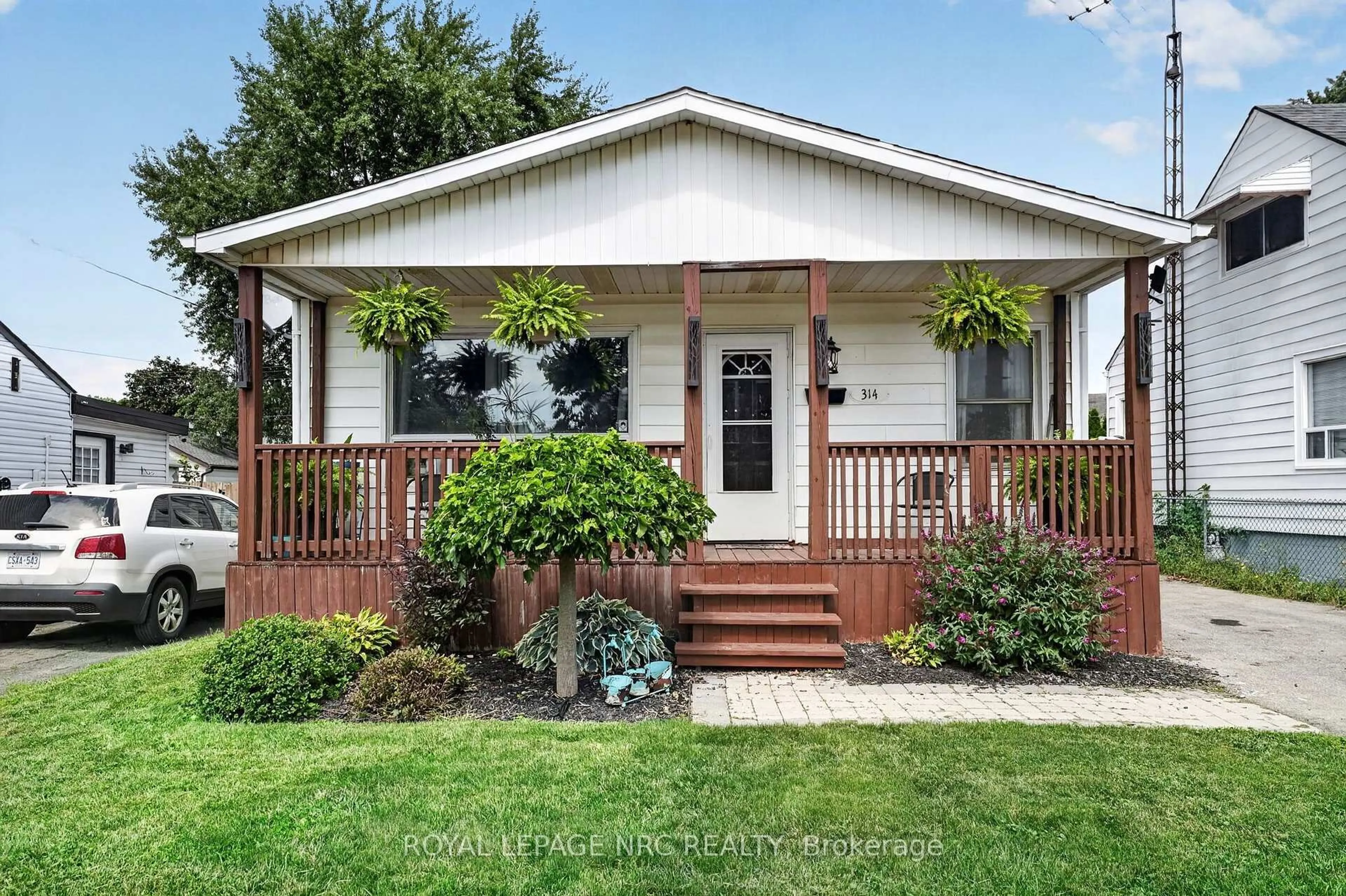 Home with vinyl exterior material, street for 314 Dieppe St, Welland Ontario L3B 4V2