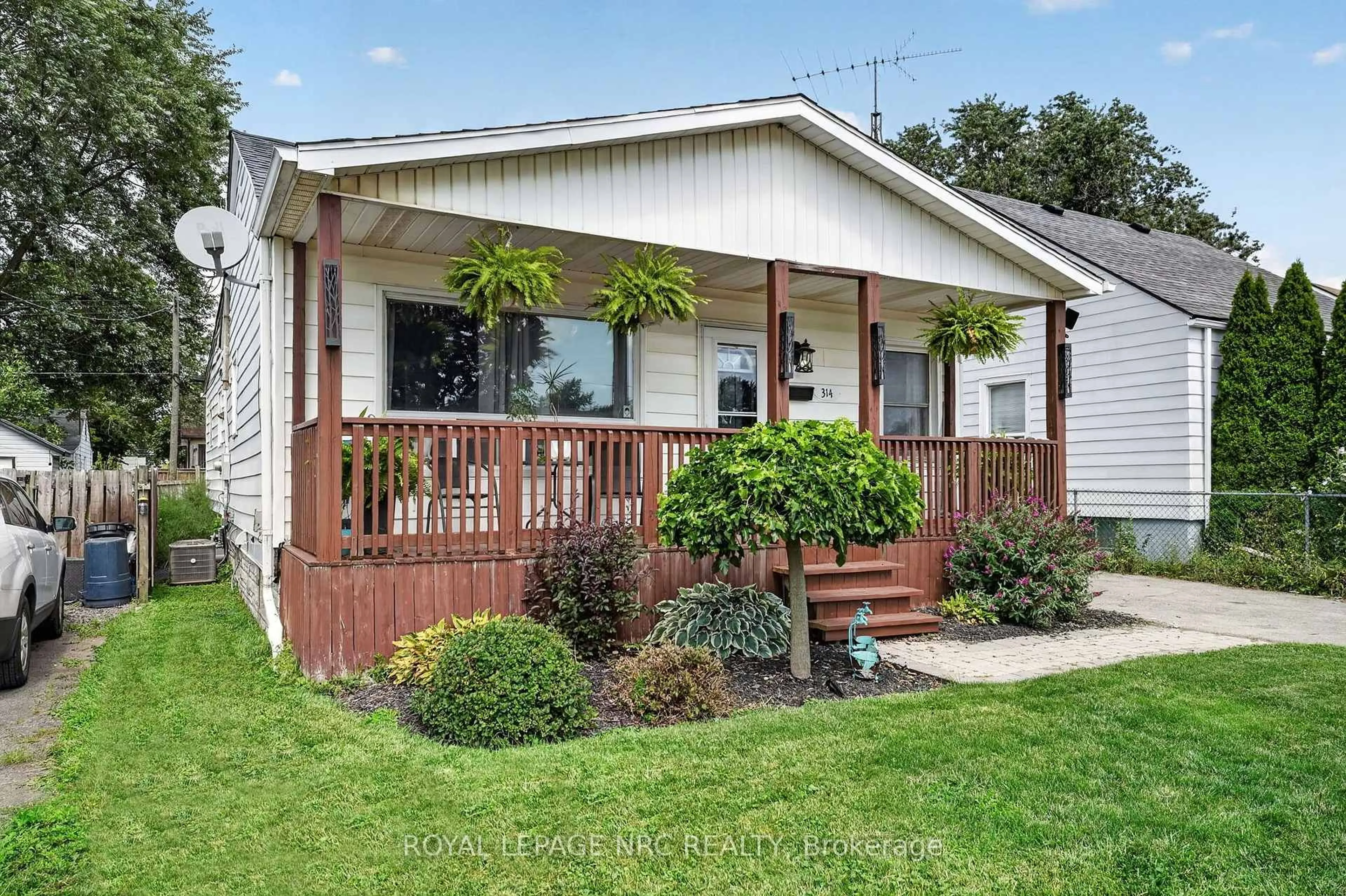 Home with vinyl exterior material, street for 314 Dieppe St, Welland Ontario L3B 4V2