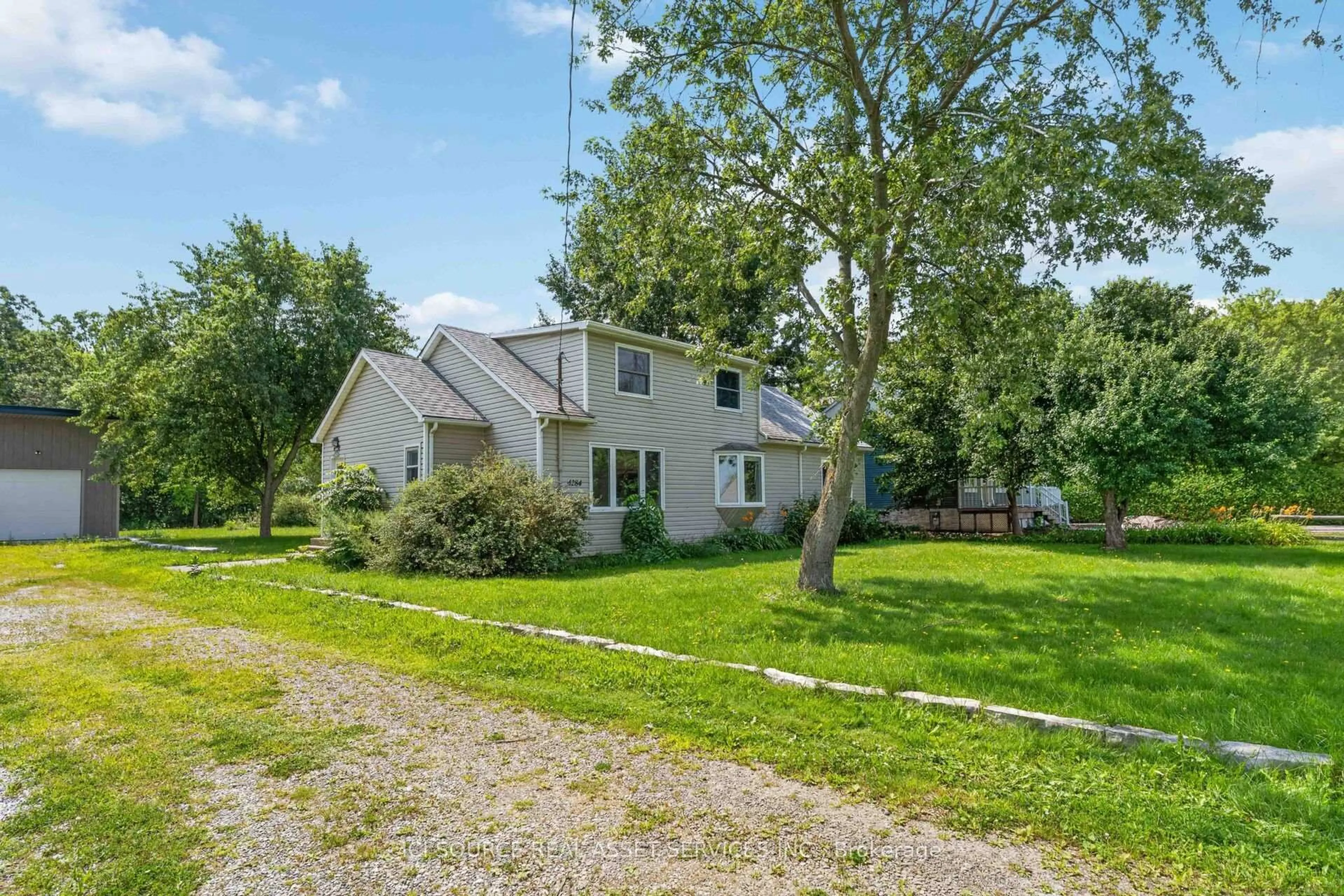 A pic from outside/outdoor area/front of a property/back of a property/a pic from drone, unknown for 4284 Fly Rd, Lincoln Ontario L0R 1G0