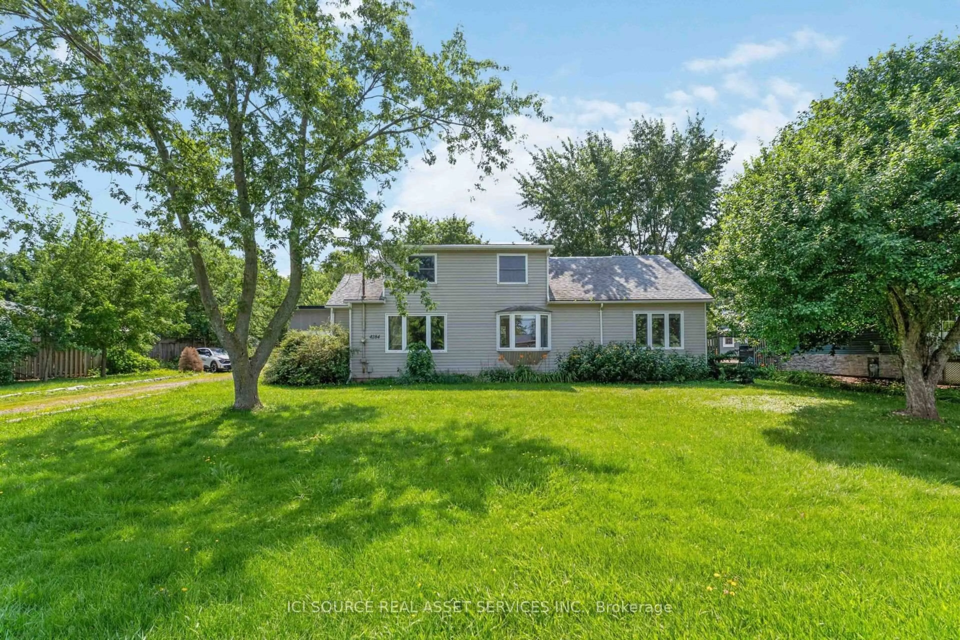 A pic from outside/outdoor area/front of a property/back of a property/a pic from drone, street for 4284 Fly Rd, Lincoln Ontario L0R 1G0