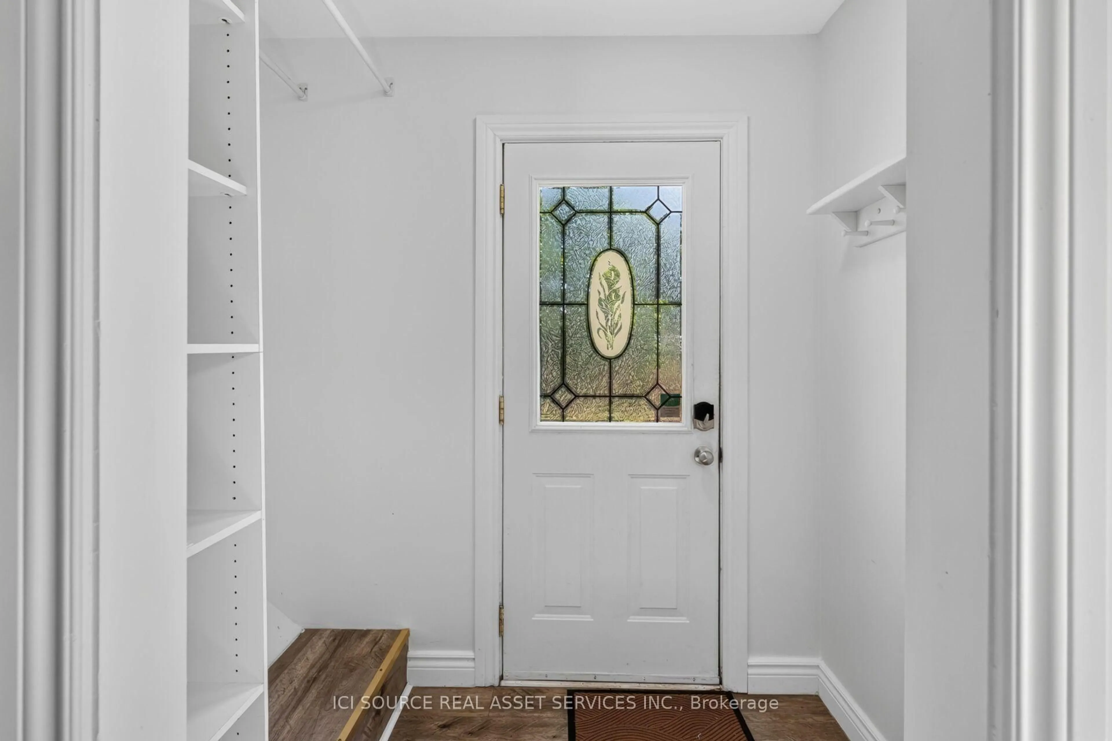 Indoor entryway for 4284 Fly Rd, Lincoln Ontario L0R 1G0
