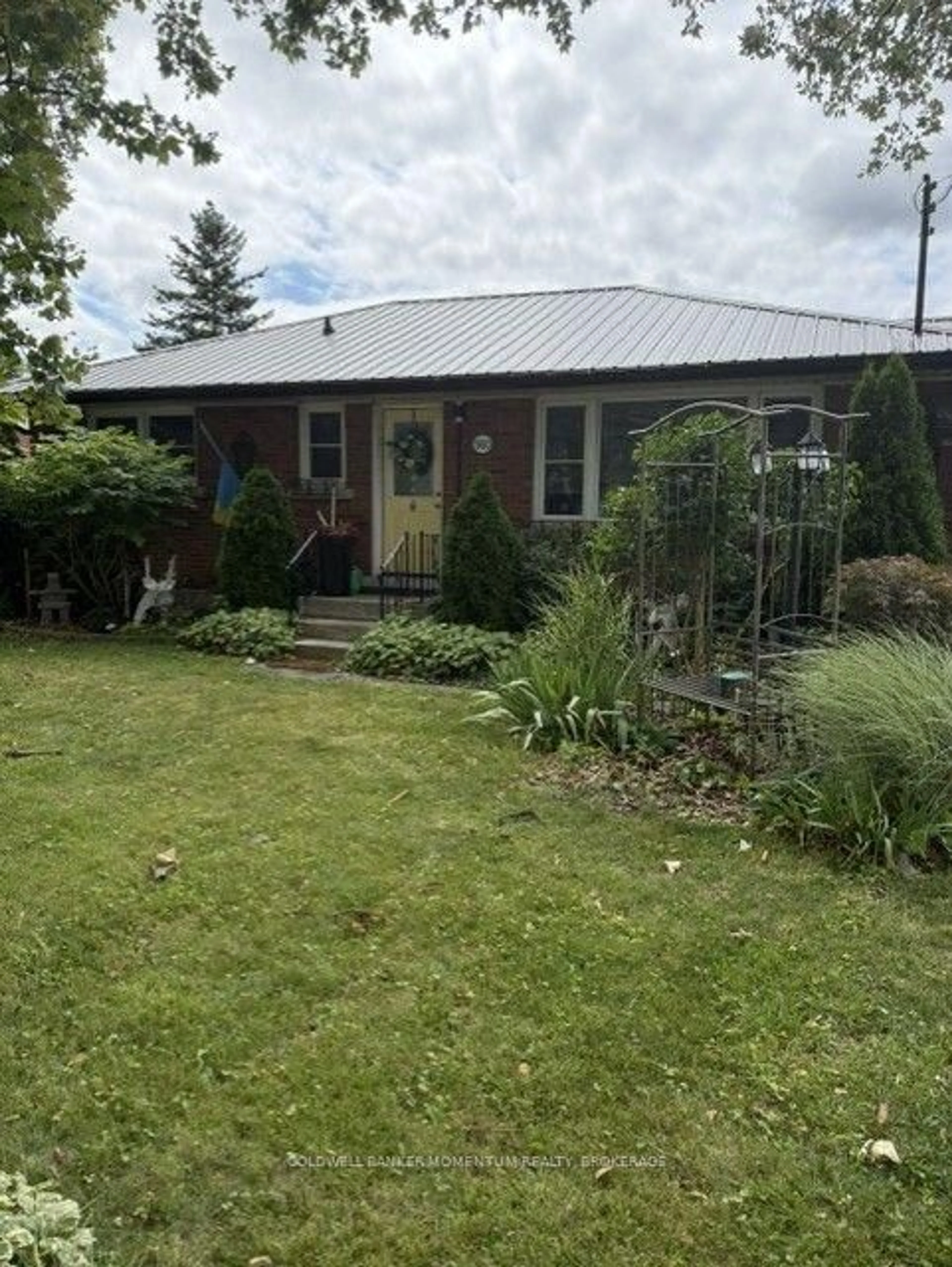 A pic from outside/outdoor area/front of a property/back of a property/a pic from drone, building for 560 Carlton St, St. Catharines Ontario L2M 4X7