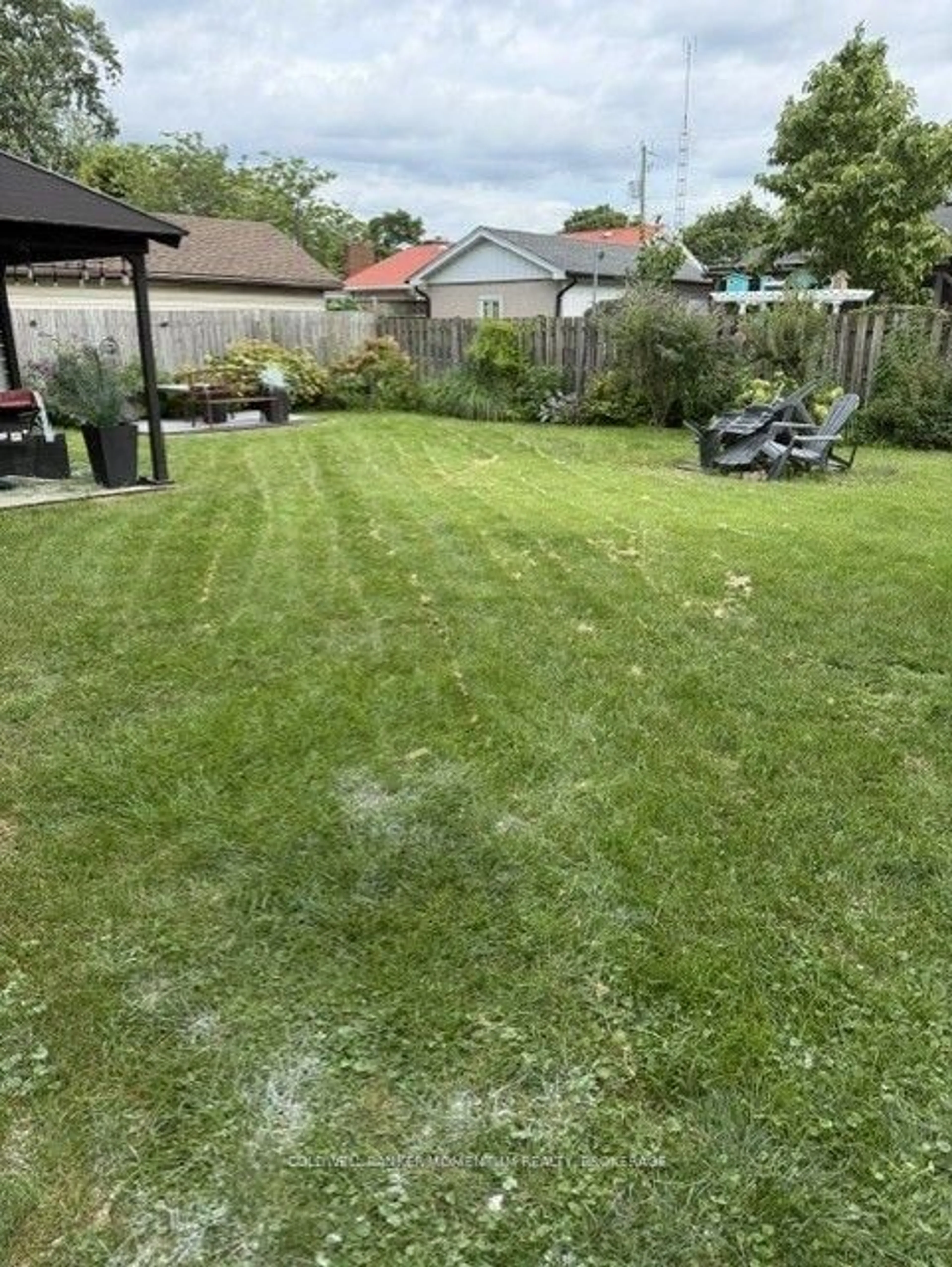 A pic from outside/outdoor area/front of a property/back of a property/a pic from drone, street for 560 Carlton St, St. Catharines Ontario L2M 4X7