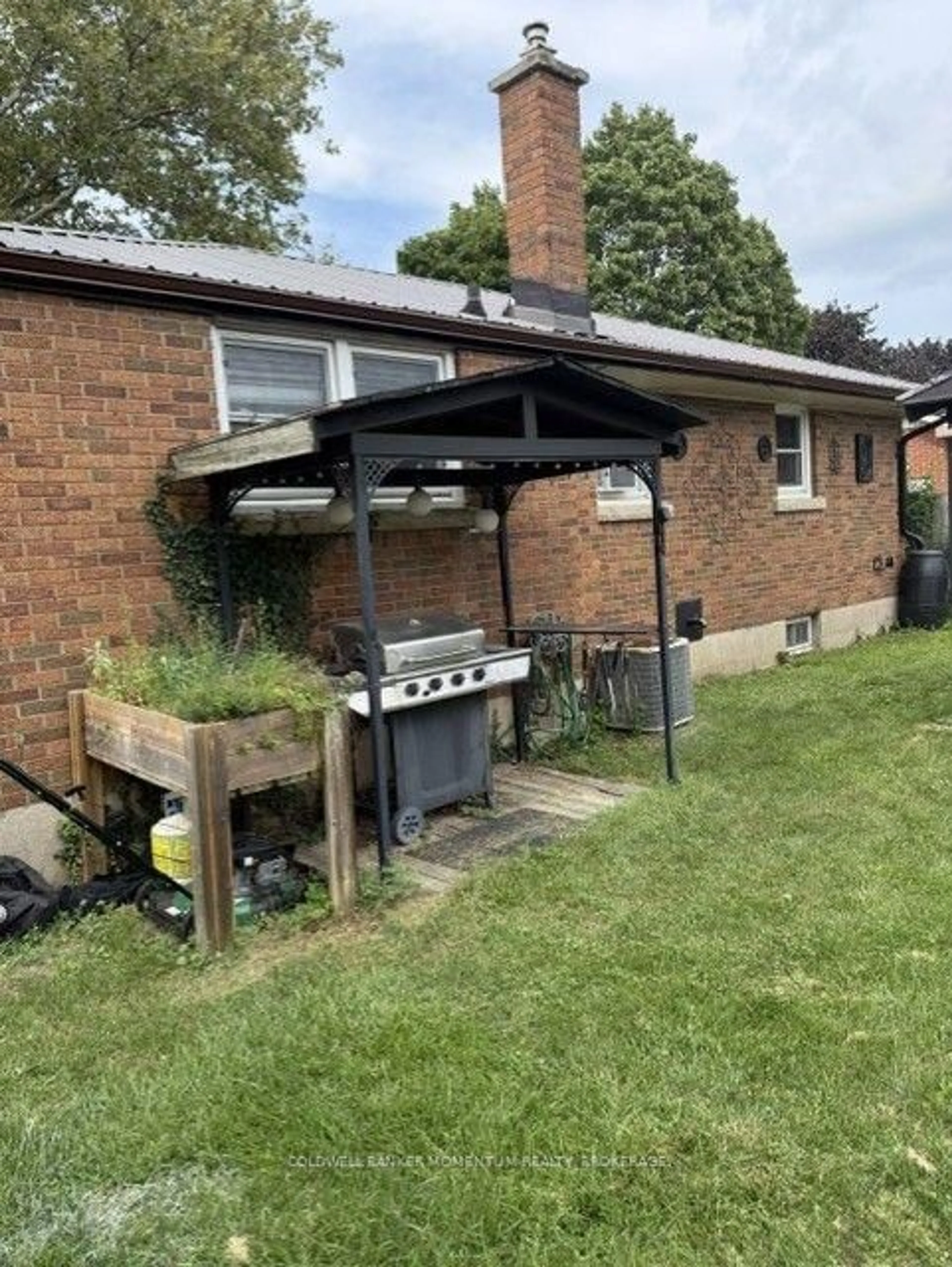 A pic from outside/outdoor area/front of a property/back of a property/a pic from drone, street for 560 Carlton St, St. Catharines Ontario L2M 4X7