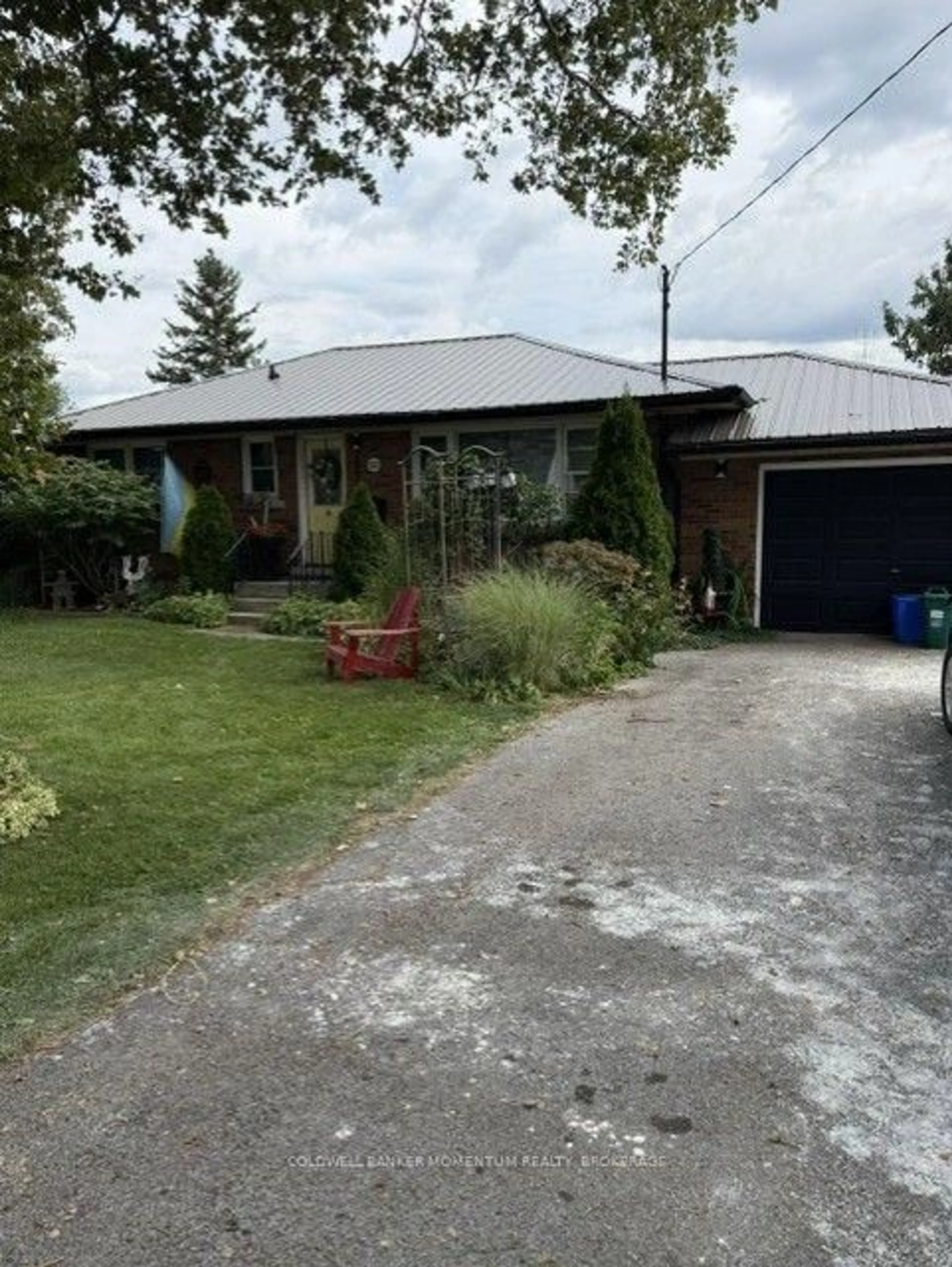 A pic from outside/outdoor area/front of a property/back of a property/a pic from drone, street for 560 Carlton St, St. Catharines Ontario L2M 4X7