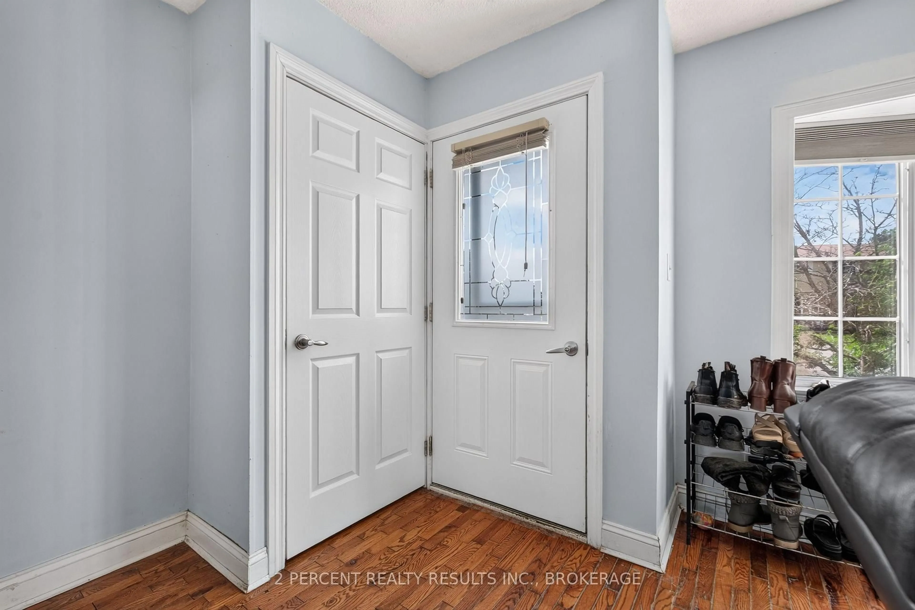 Indoor entryway for 1046 Pinewood Pl, Kingston Ontario K7P 1L1