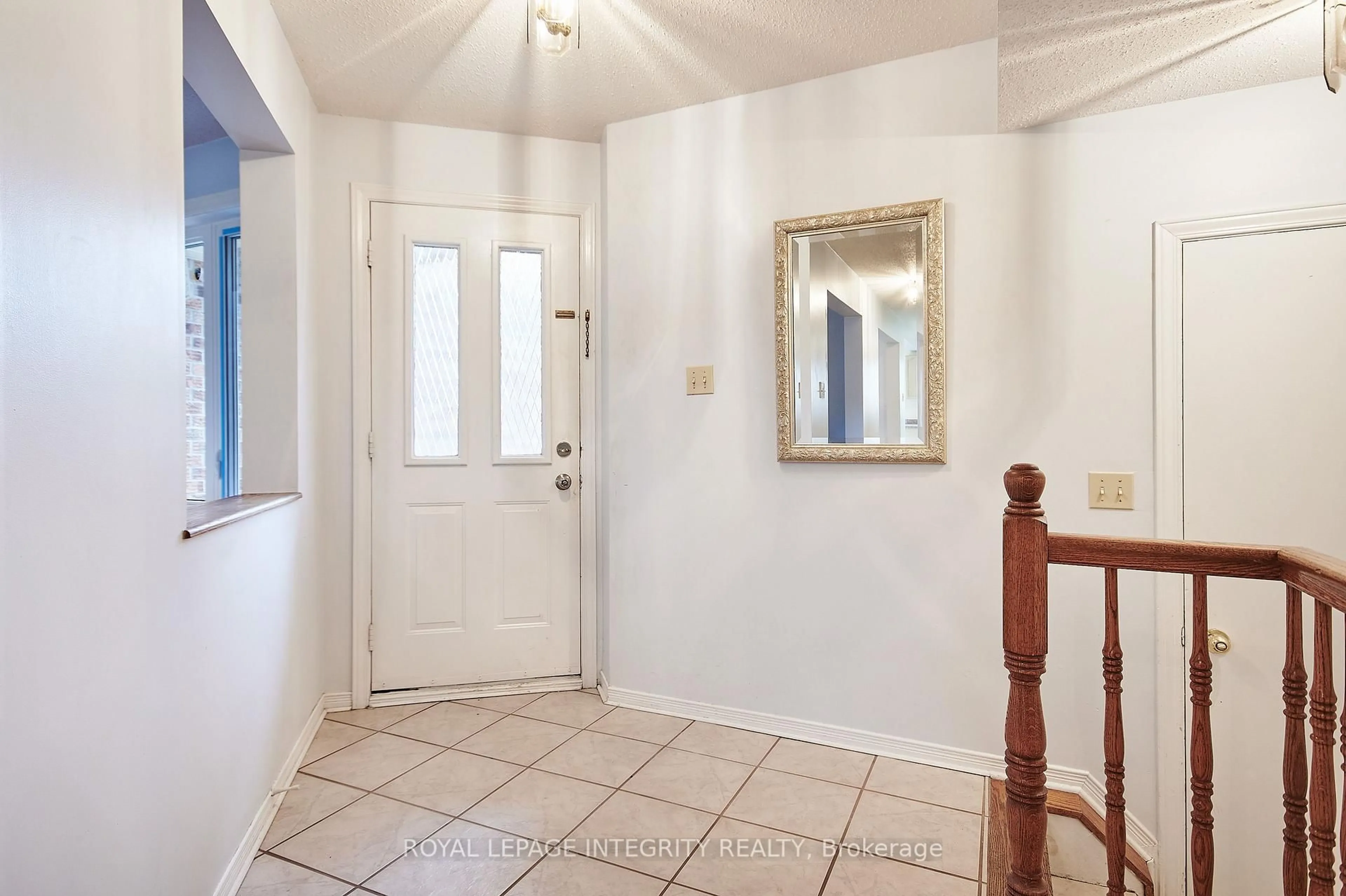 Indoor entryway for 51 Havenhurst Cres, Ottawa Ontario K1T 3E8