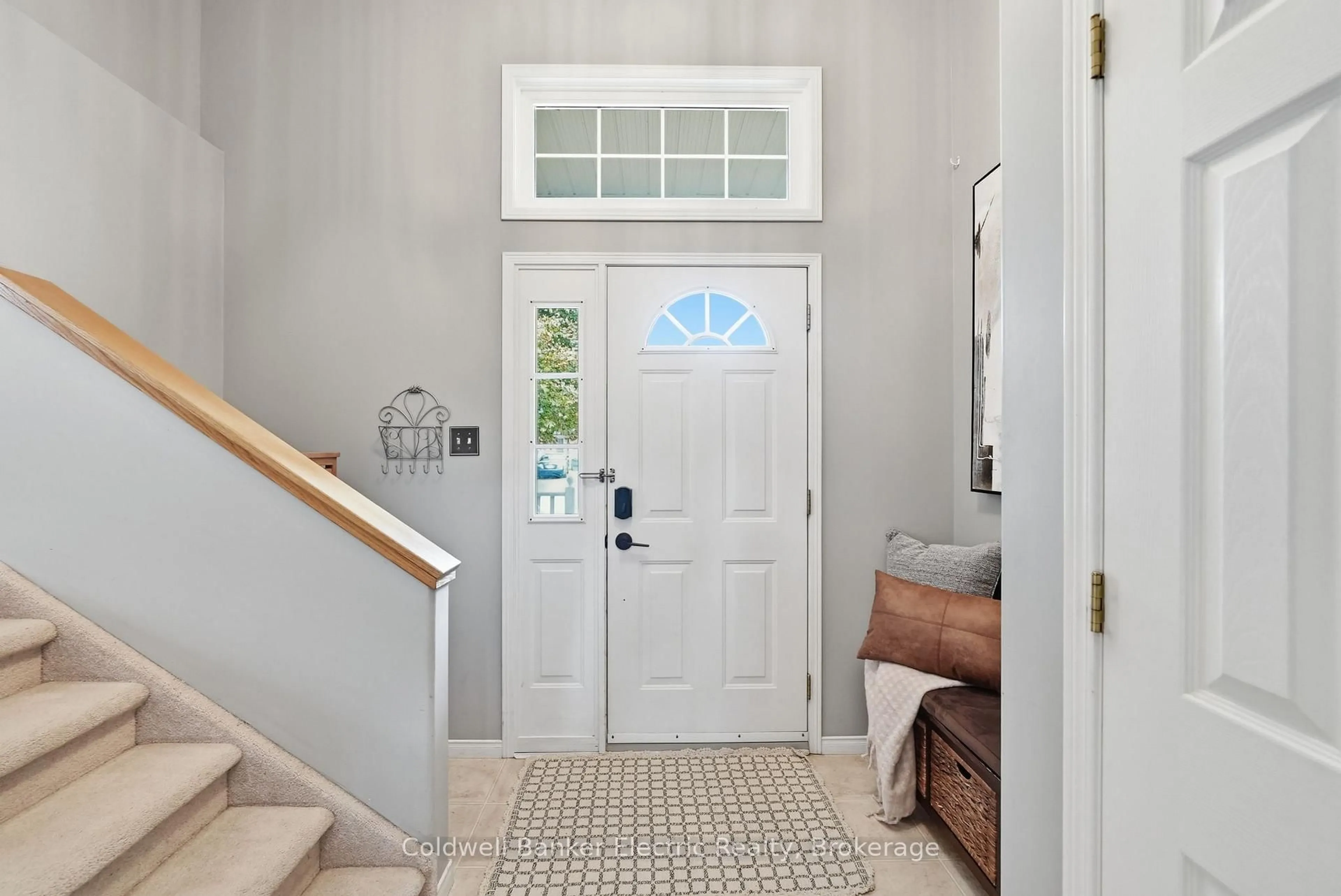Indoor entryway for 854 Abbey Lane, Peterborough Ontario K9H 7N6