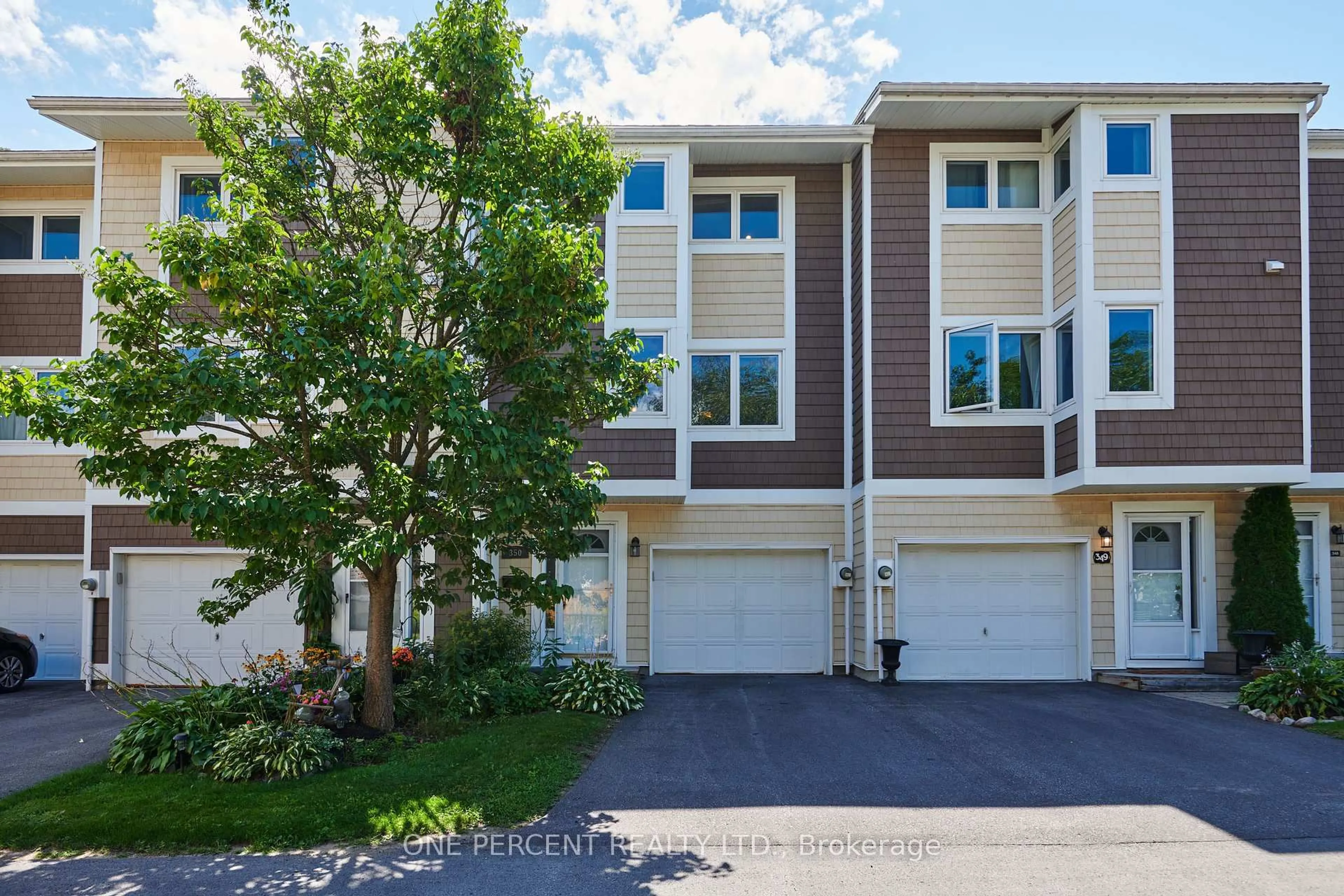 A pic from outside/outdoor area/front of a property/back of a property/a pic from drone, street for 350 Stowe Crt, Ottawa Ontario K2K 1Z6