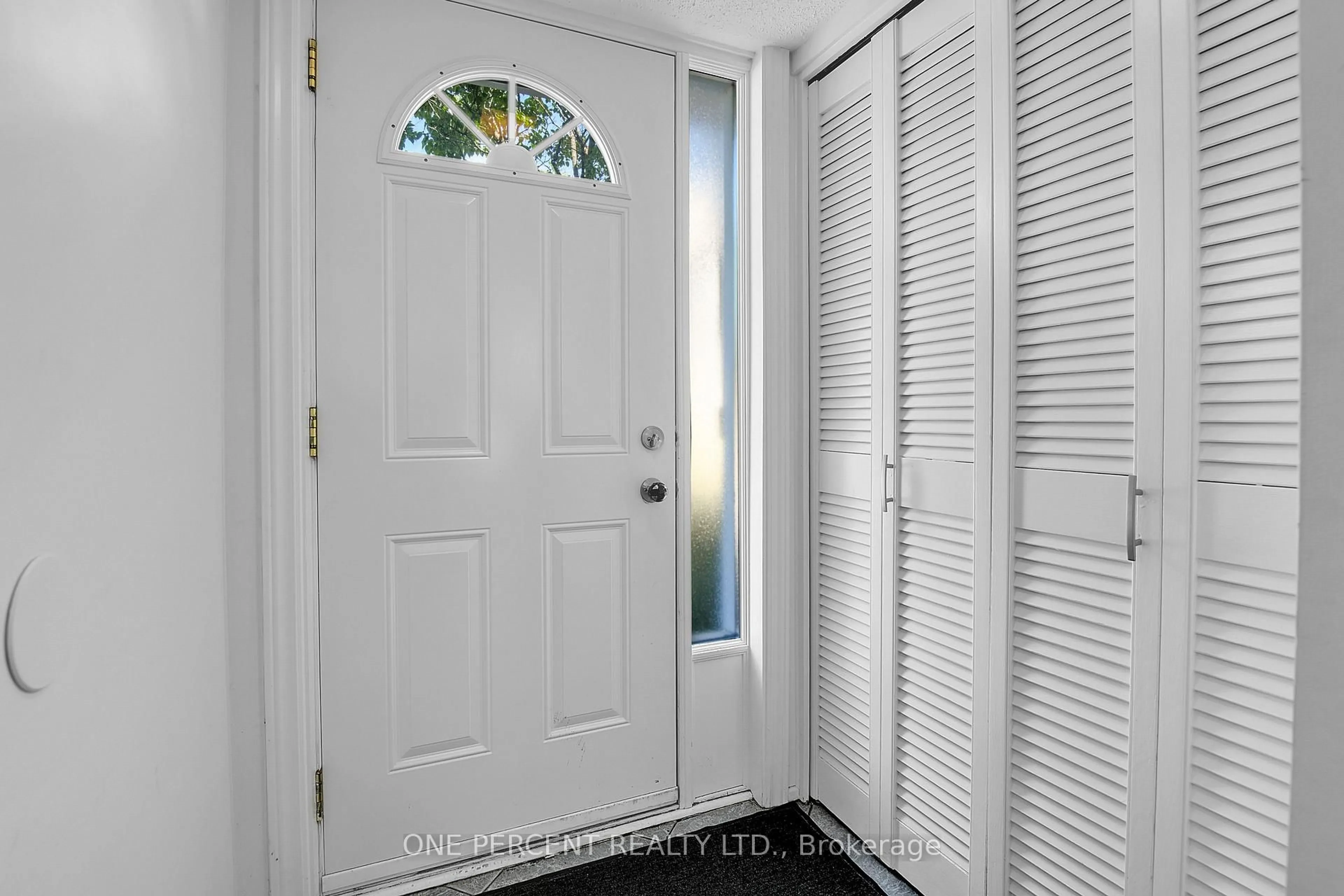 Indoor entryway for 350 Stowe Crt, Ottawa Ontario K2K 1Z6