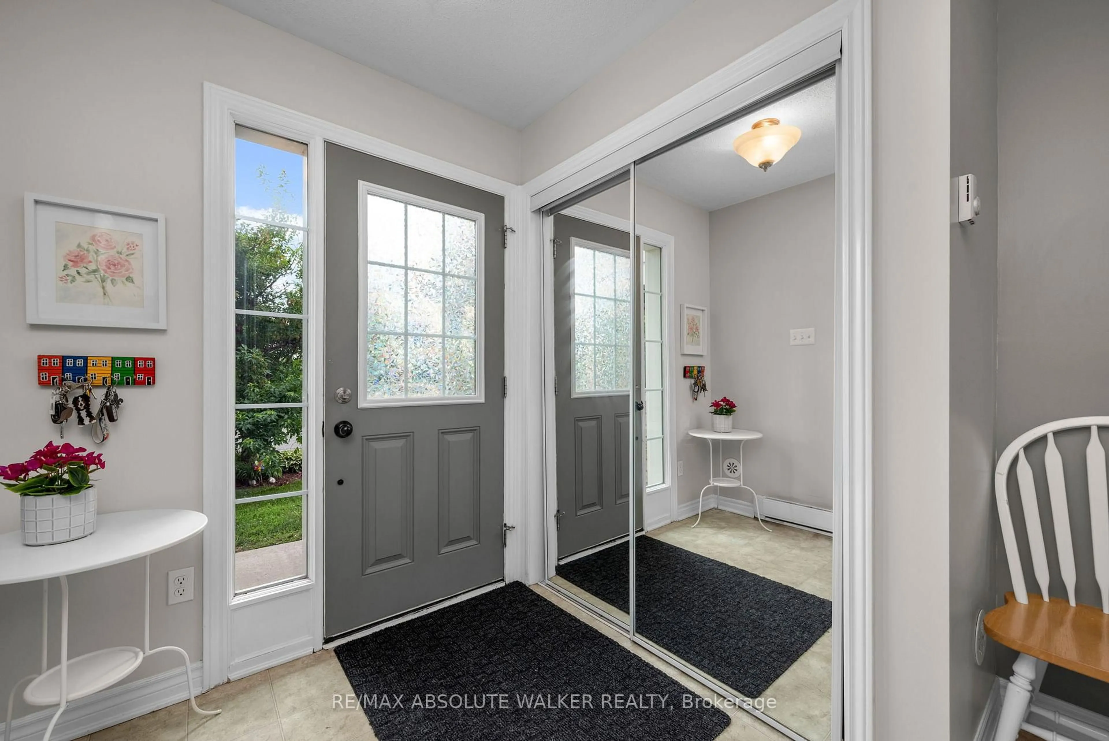 Indoor entryway for 156 Sunshine Cres, Ottawa Ontario K4A 0V3