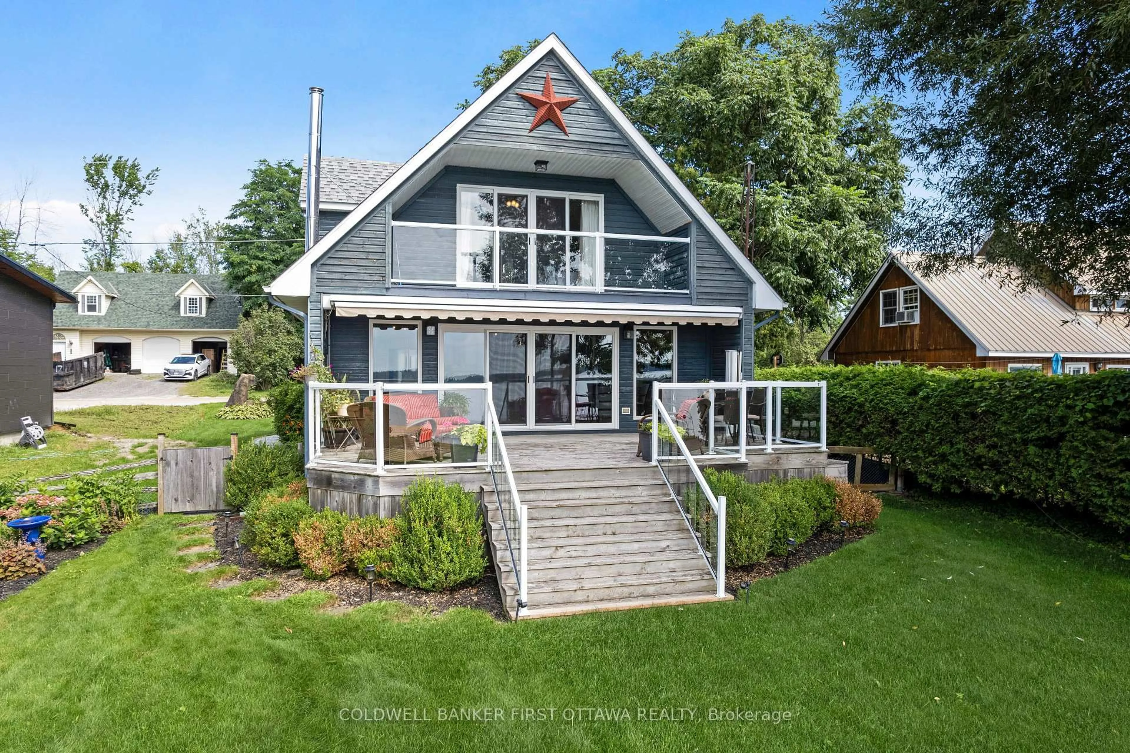 Home with vinyl exterior material, street for 173 Rideau St, Perth Ontario K7H 3C7