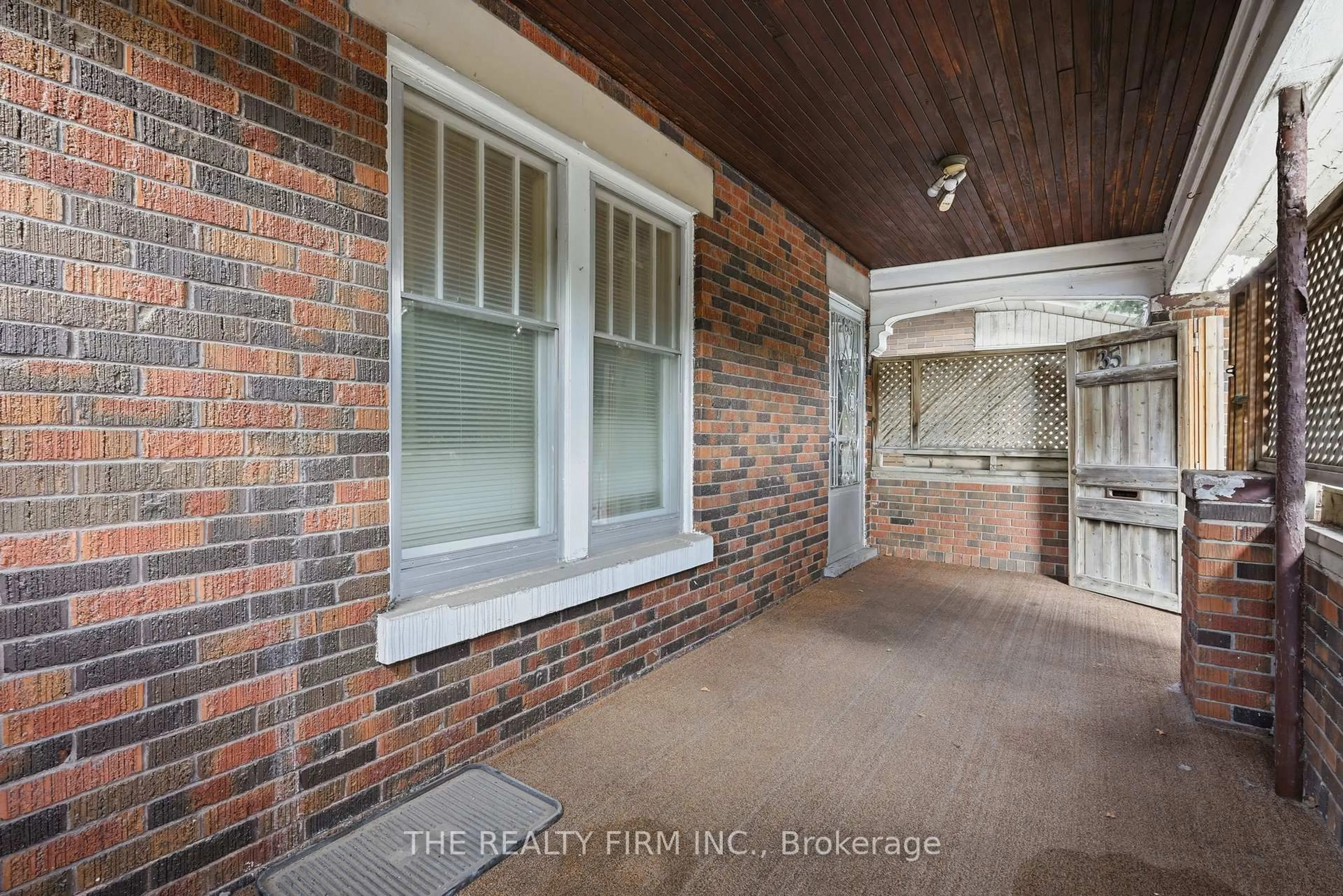 Unknown for 35 Wharncliffe Rd, London South Ontario N6J 2J5